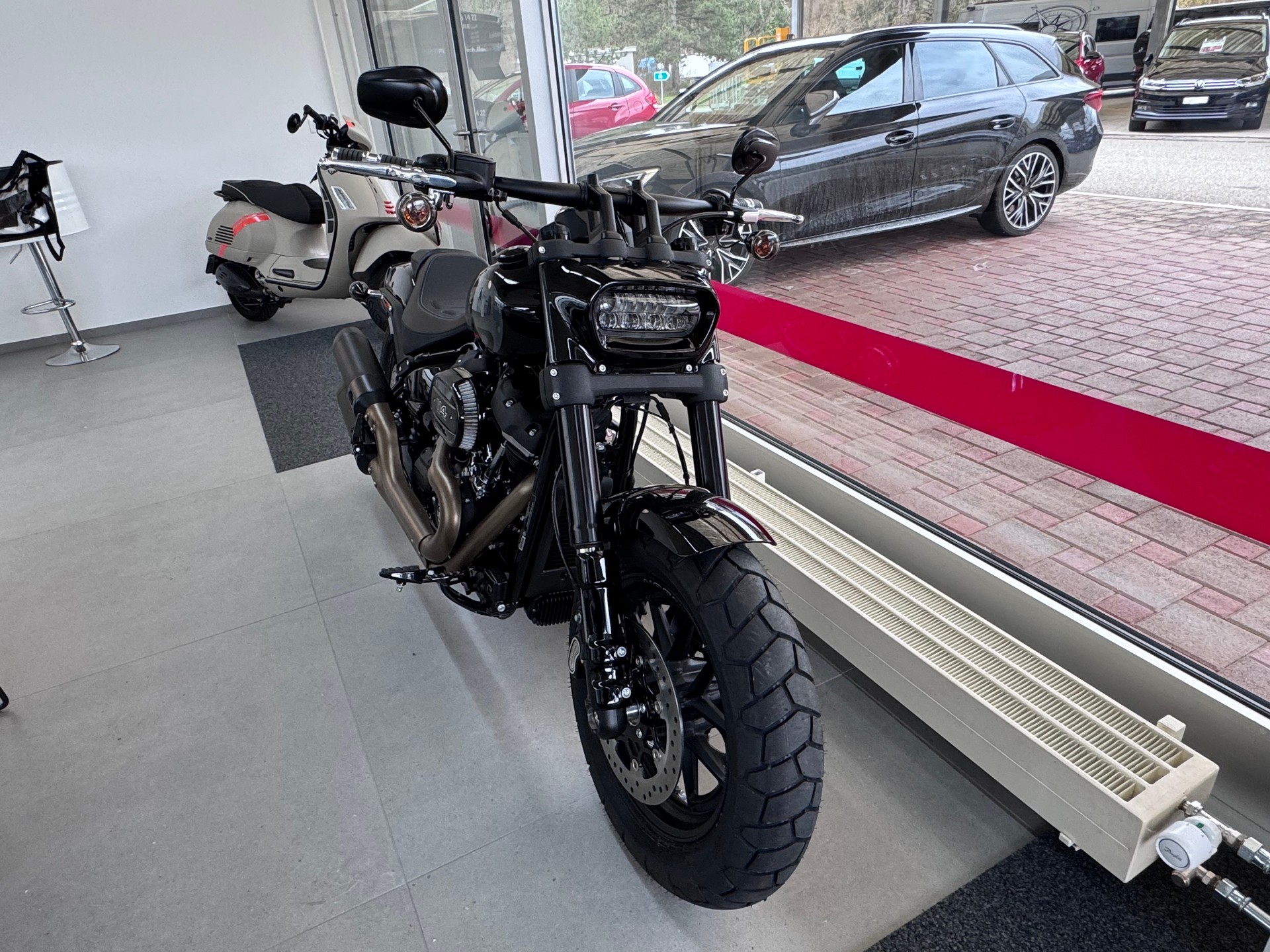 HARLEY-DAVIDSON FXFBS Fat Bob 114+Heckumbau+spezielle Fussraster und Griffe+Auspuff in schwarz lackiert+Werksgarantie+sofort lieferbar+-image-2