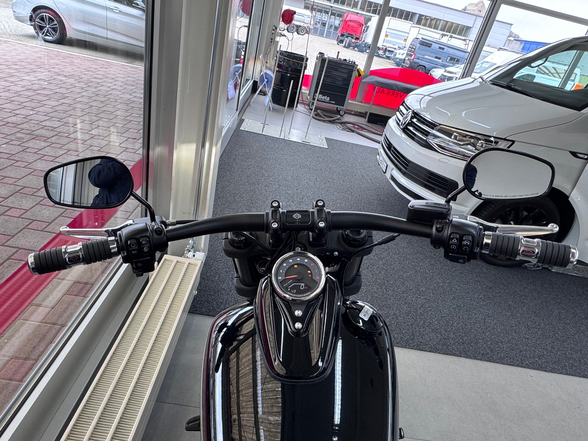 HARLEY-DAVIDSON FXFBS Fat Bob 114+Heckumbau+spezielle Fussraster und Griffe+Auspuff in schwarz lackiert+Werksgarantie+sofort lieferbar+-image-10