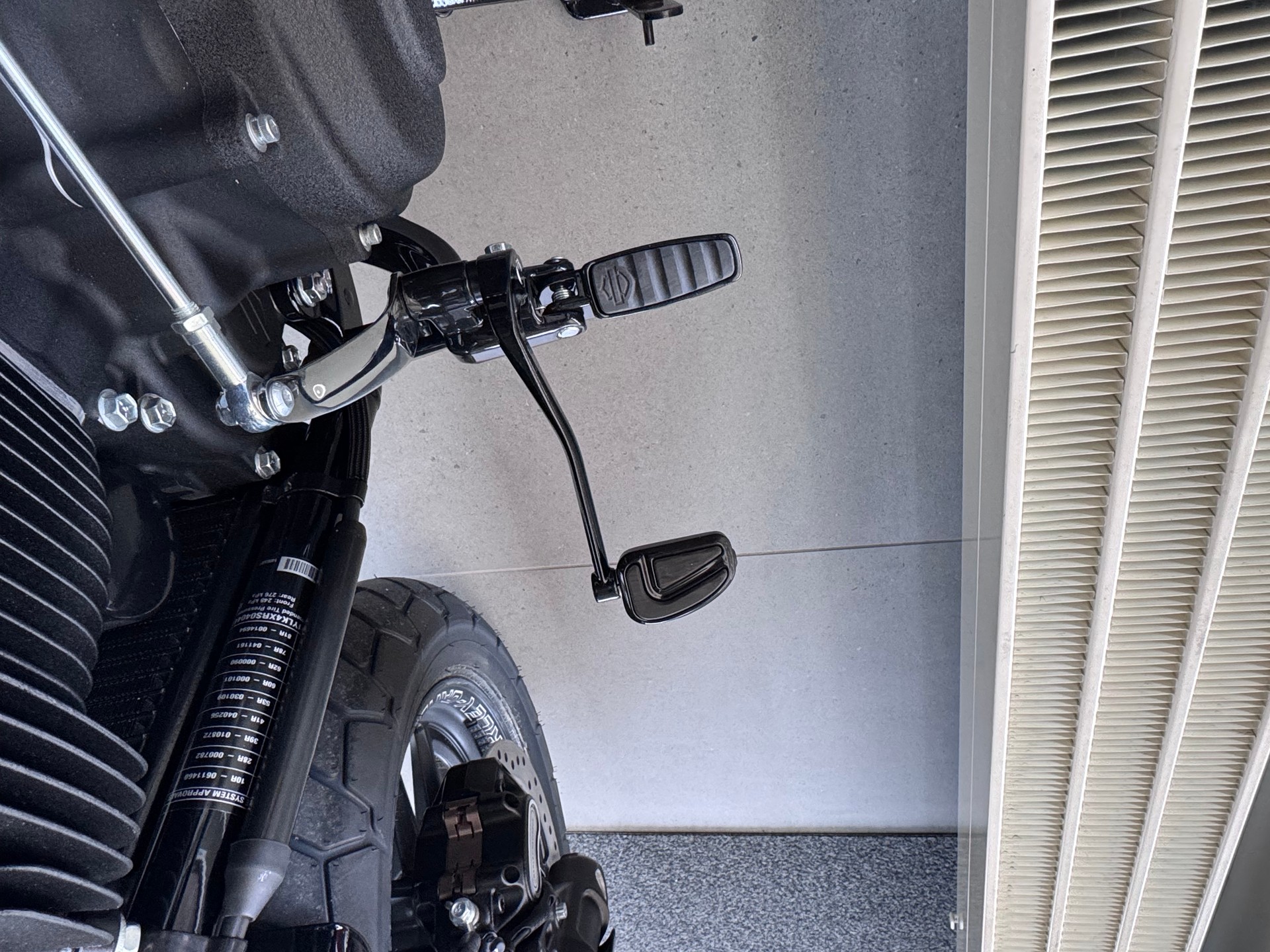 HARLEY-DAVIDSON FXFBS Fat Bob 114+Heckumbau+spezielle Fussraster und Griffe+Auspuff in schwarz lackiert+Werksgarantie+sofort lieferbar+-image-8