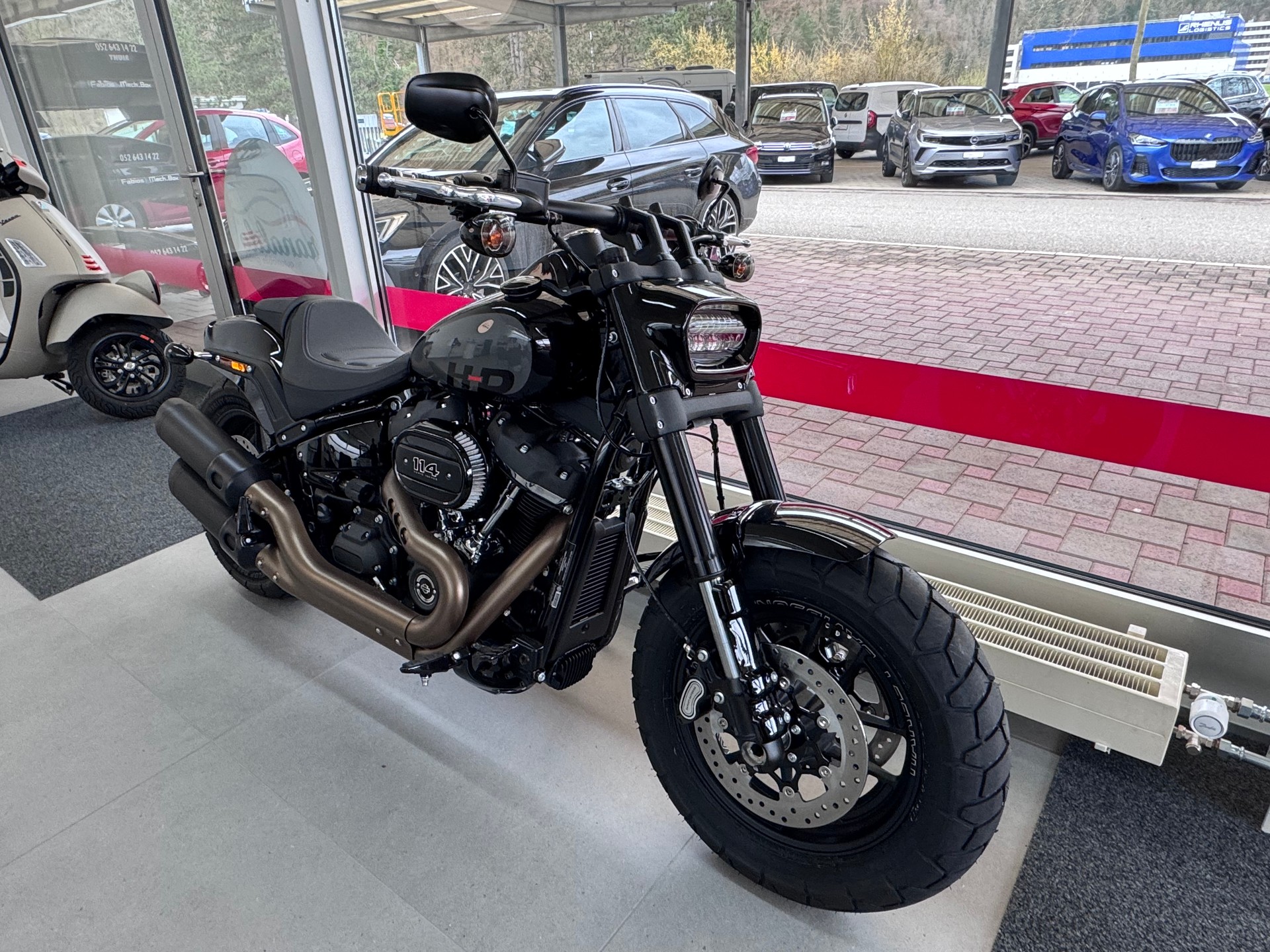 HARLEY-DAVIDSON FXFBS Fat Bob 114+Heckumbau+spezielle Fussraster und Griffe+Auspuff in schwarz lackiert+Werksgarantie+sofort lieferbar+-image-1