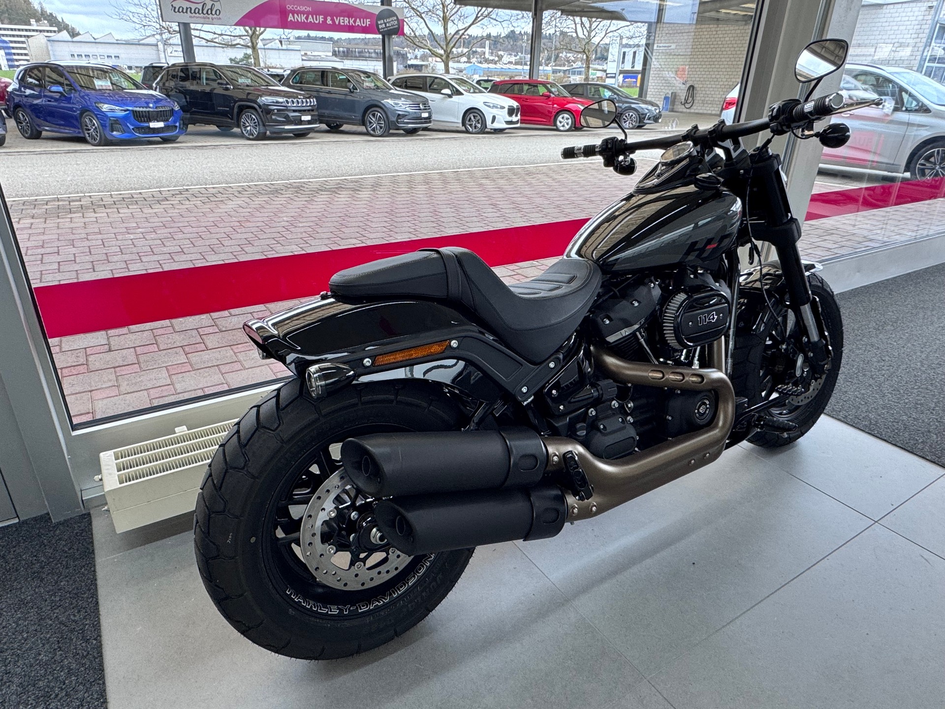 HARLEY-DAVIDSON FXFBS Fat Bob 114+Heckumbau+spezielle Fussraster und Griffe+Auspuff in schwarz lackiert+Werksgarantie+sofort lieferbar+-image-4