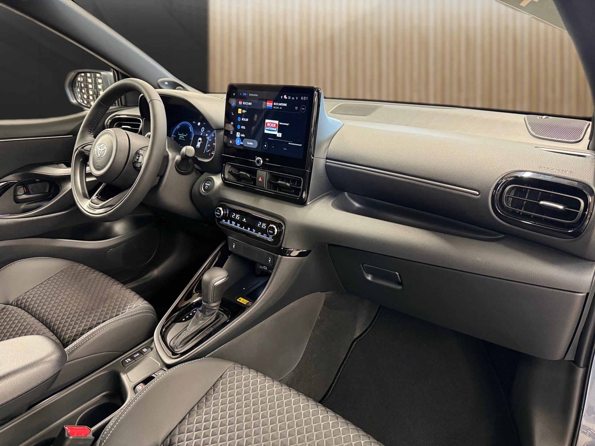 TOYOTA Yaris 1.5 Premium e-CVT-image-15