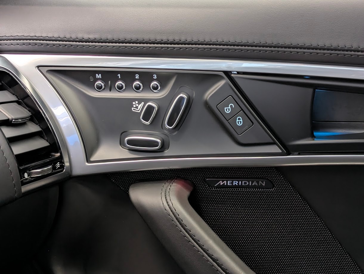 JAGUAR F-Type Convertible 5.0 V8 R AWD*FACELIFT OHNE OPF FRISCH AB MFK VOLLGARANTIE PERF.SITZE CAM MERIDIAN-image-20