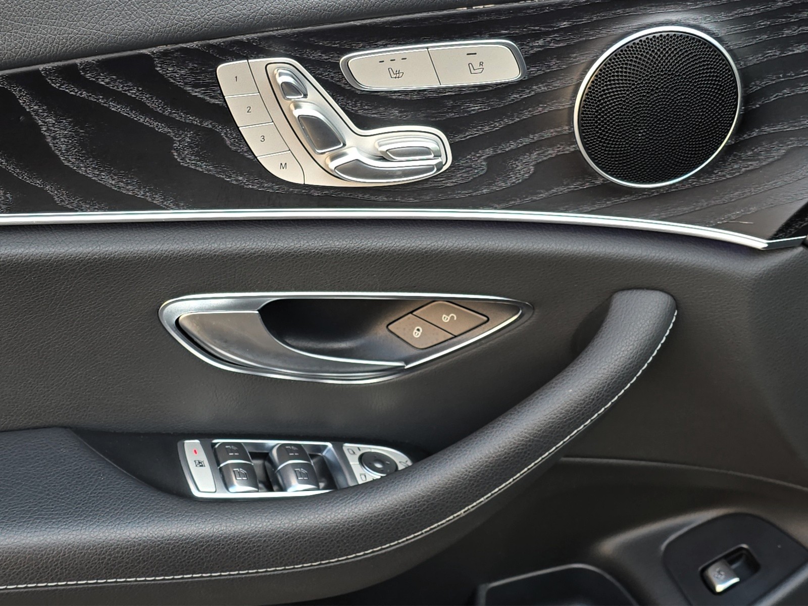 MERCEDES-BENZ E 220 d Avantgrde 4Matic 9G-Tronic-image-29