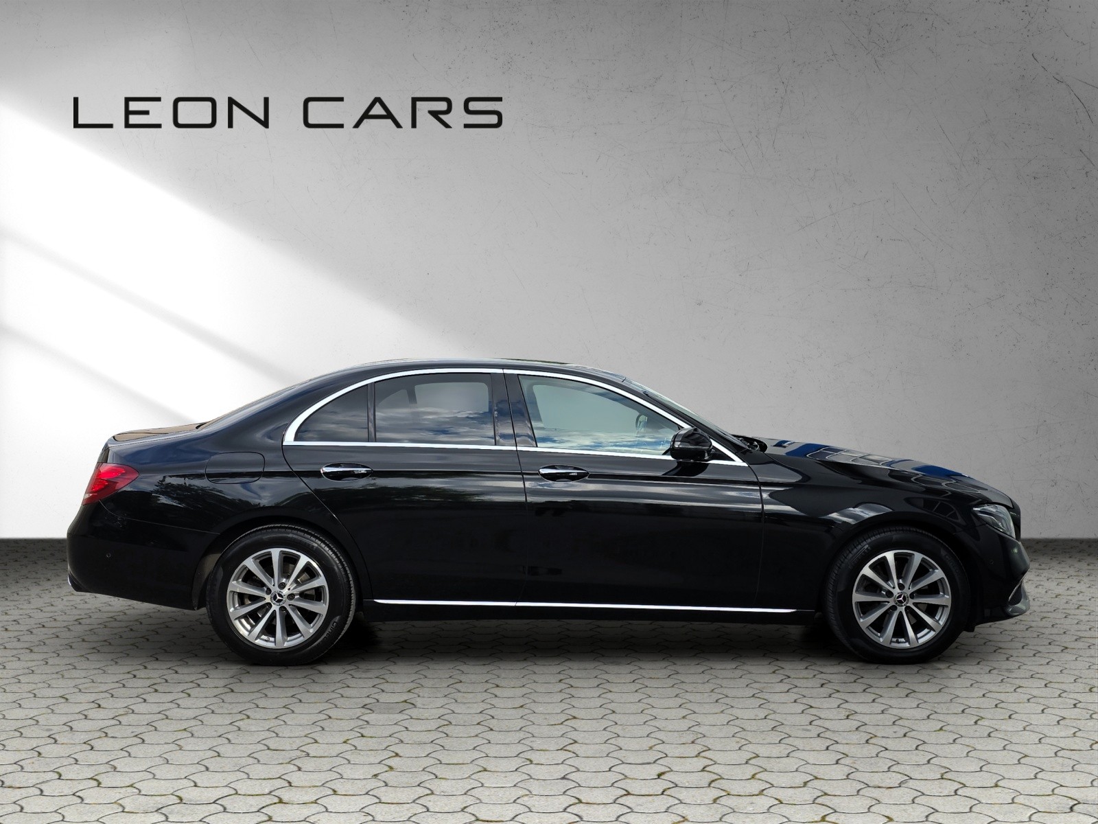 MERCEDES-BENZ E 220 d Avantgrde 4Matic 9G-Tronic-showroom-element-3