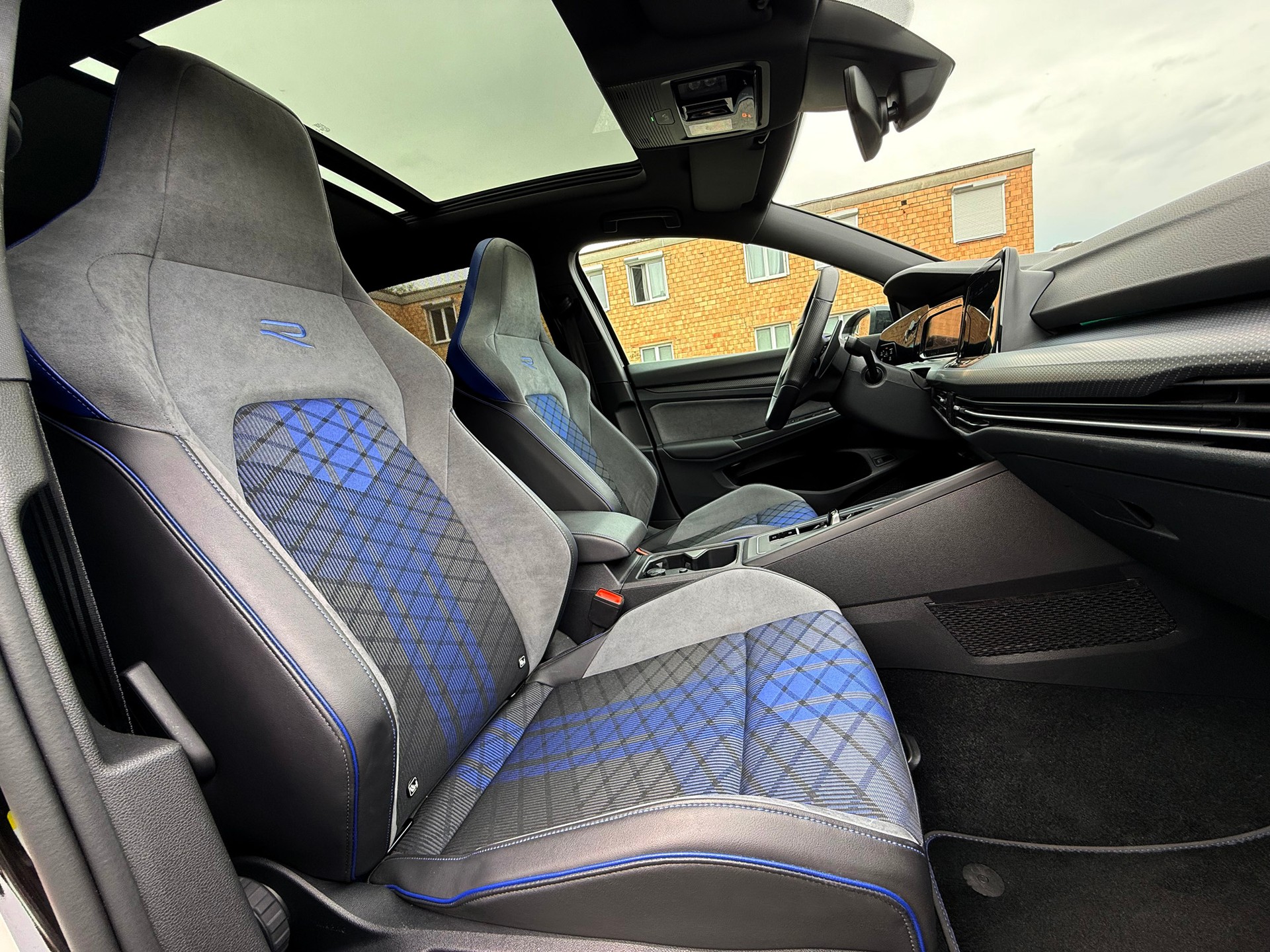 VW Golf Variant 2.0 TSI R DSG 4Motion 320 PS-image-6