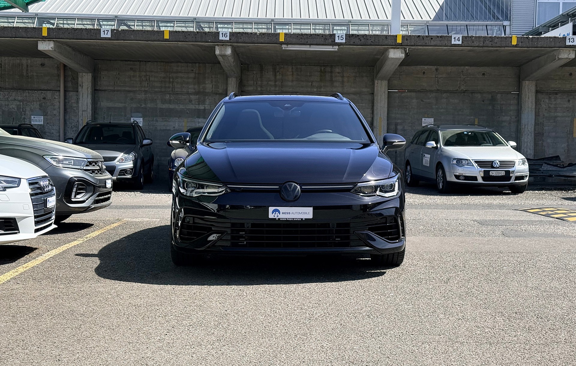 VW Golf Variant 2.0 TSI R DSG 4Motion 320 PS-showroom-element-1