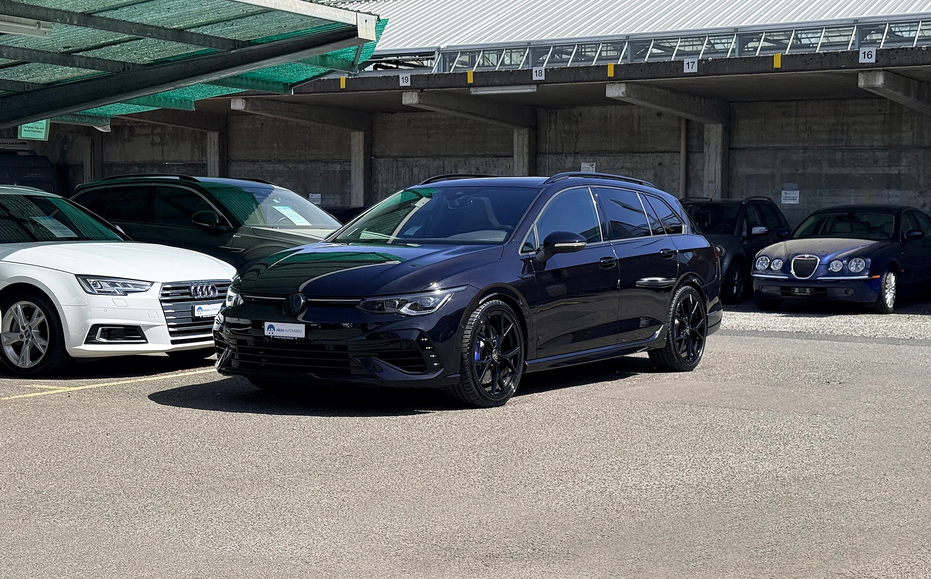 VW Golf Variant 2.0 TSI R DSG 4Motion 320 PS-image-11