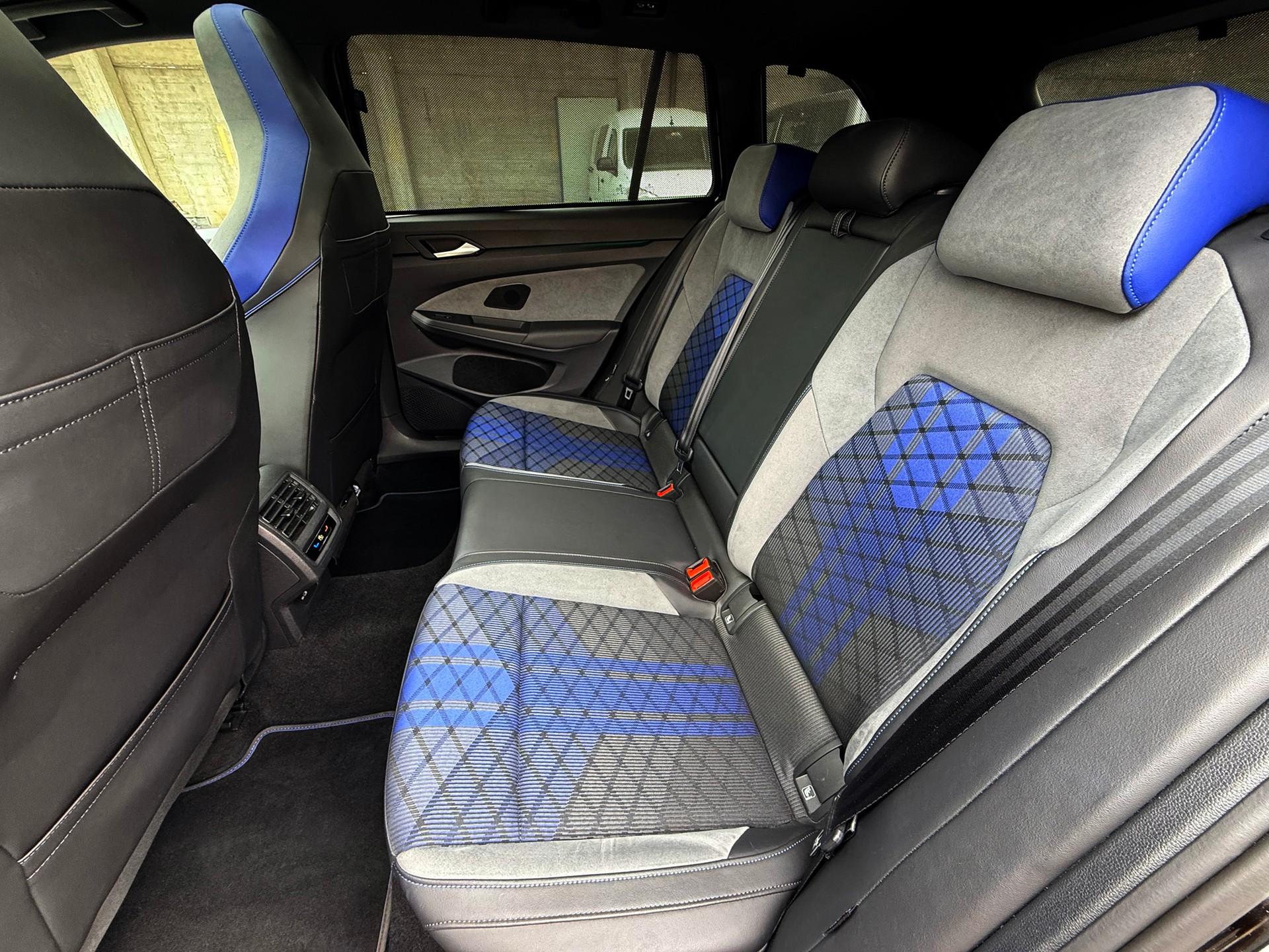 VW Golf Variant 2.0 TSI R DSG 4Motion 320 PS-image-20