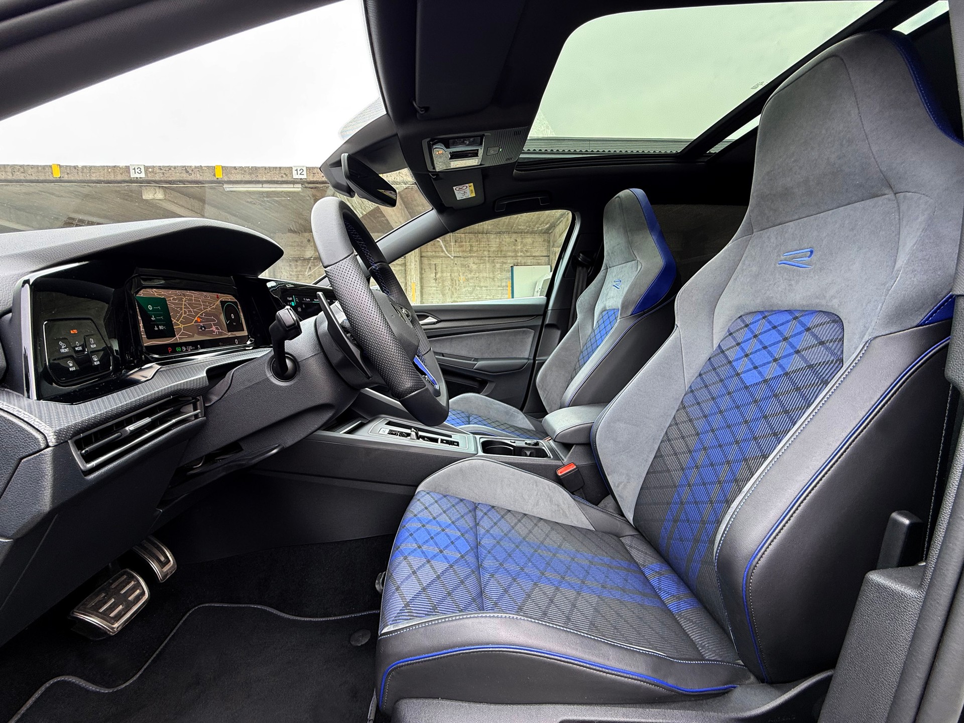 VW Golf Variant 2.0 TSI R DSG 4Motion 320 PS-image-16