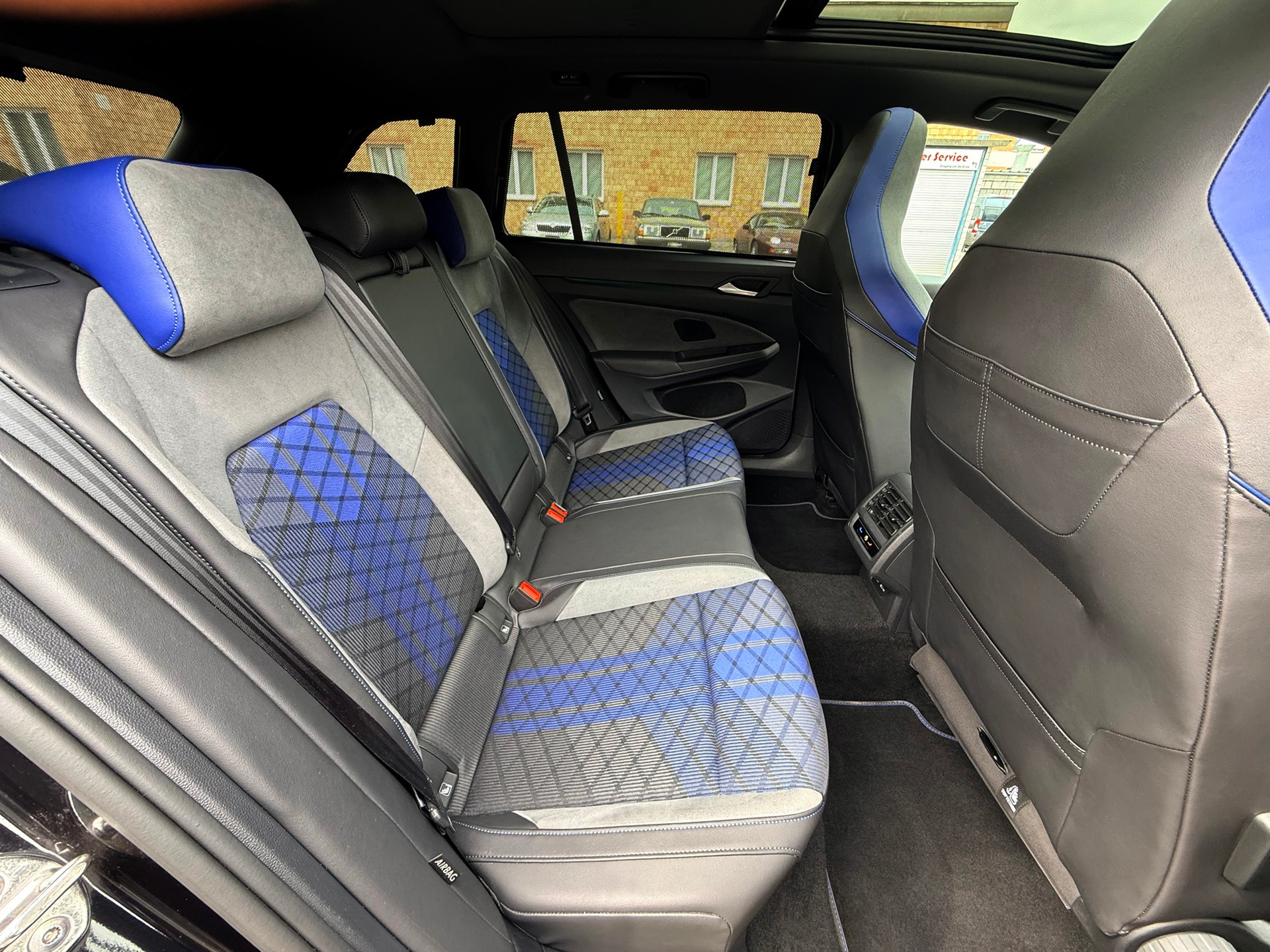 VW Golf Variant 2.0 TSI R DSG 4Motion 320 PS-image-8