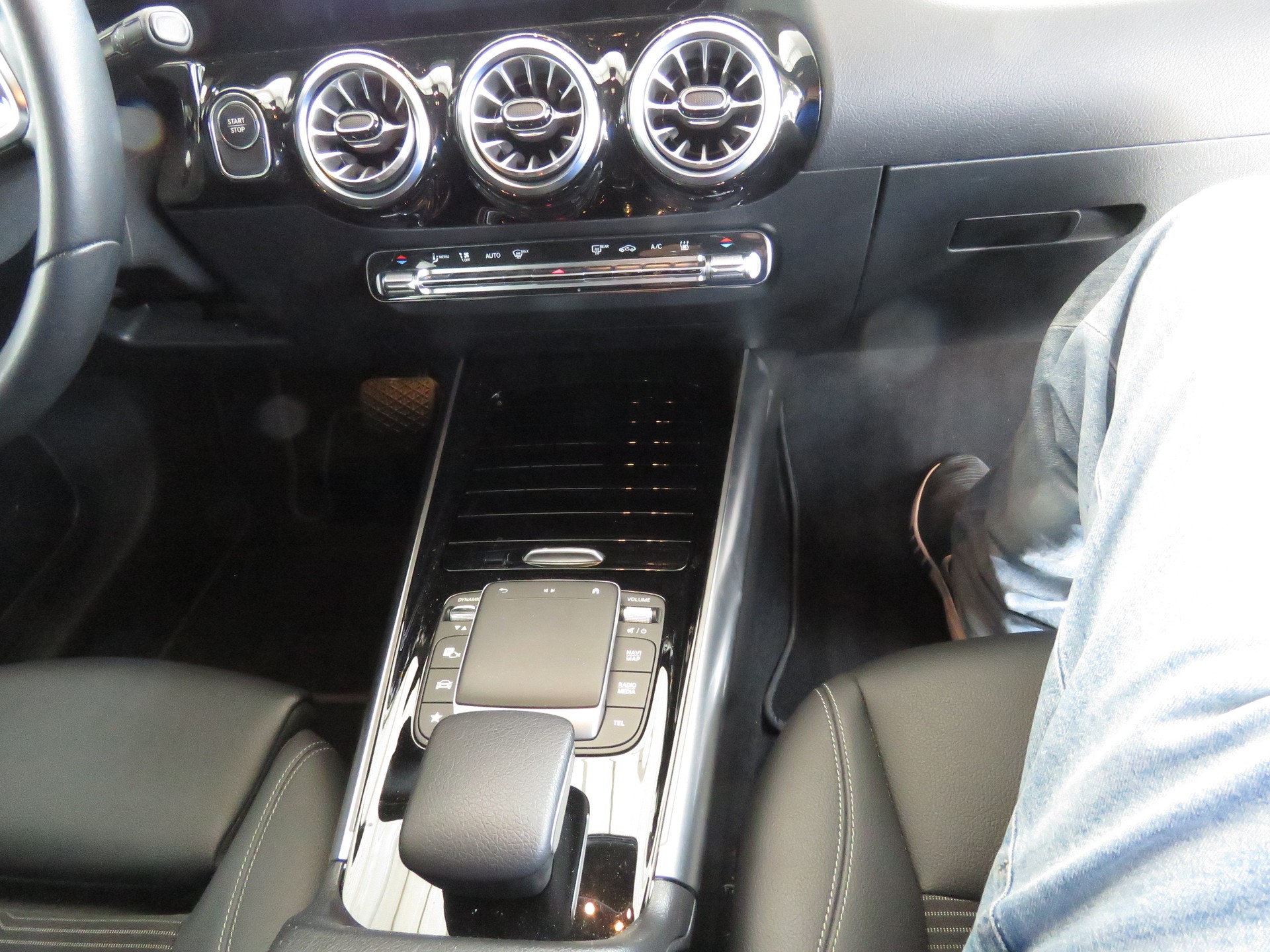 MERCEDES-BENZ EQA 300 4-Matic (Automat)-image-19