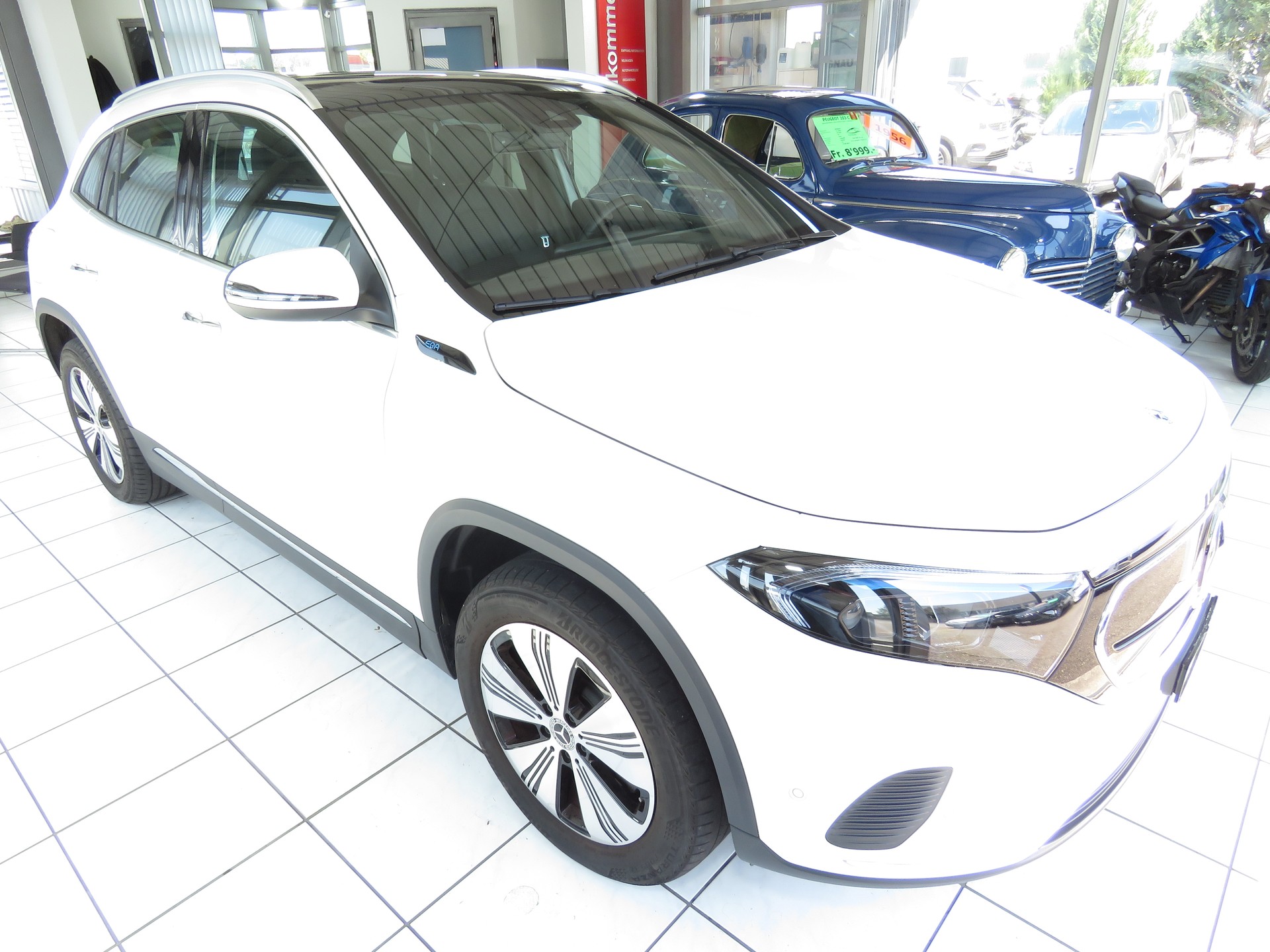 MERCEDES-BENZ EQA 300 4-Matic (Automat)-showroom-element-2