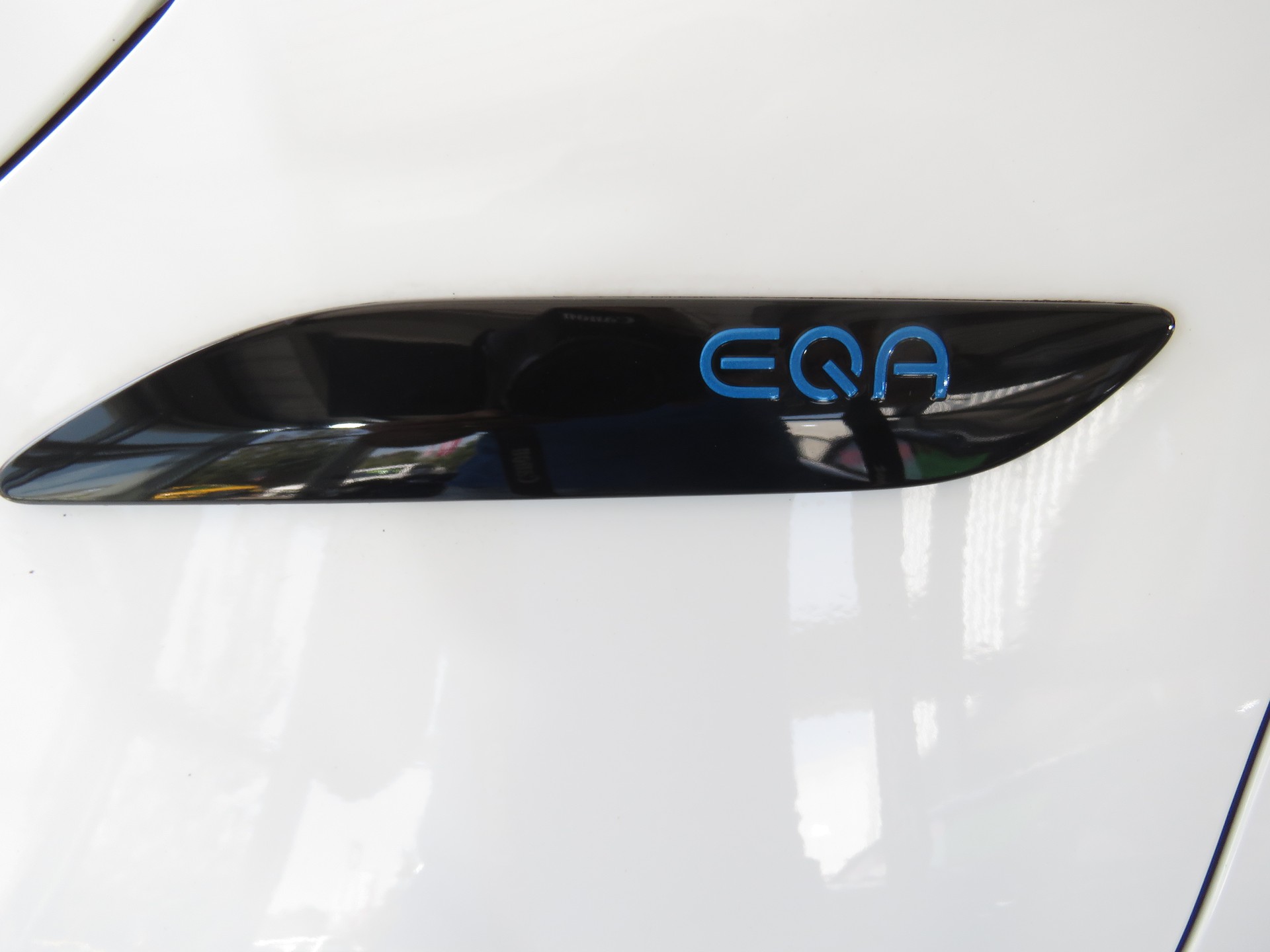 MERCEDES-BENZ EQA 300 4-Matic (Automat)-showroom-element-3