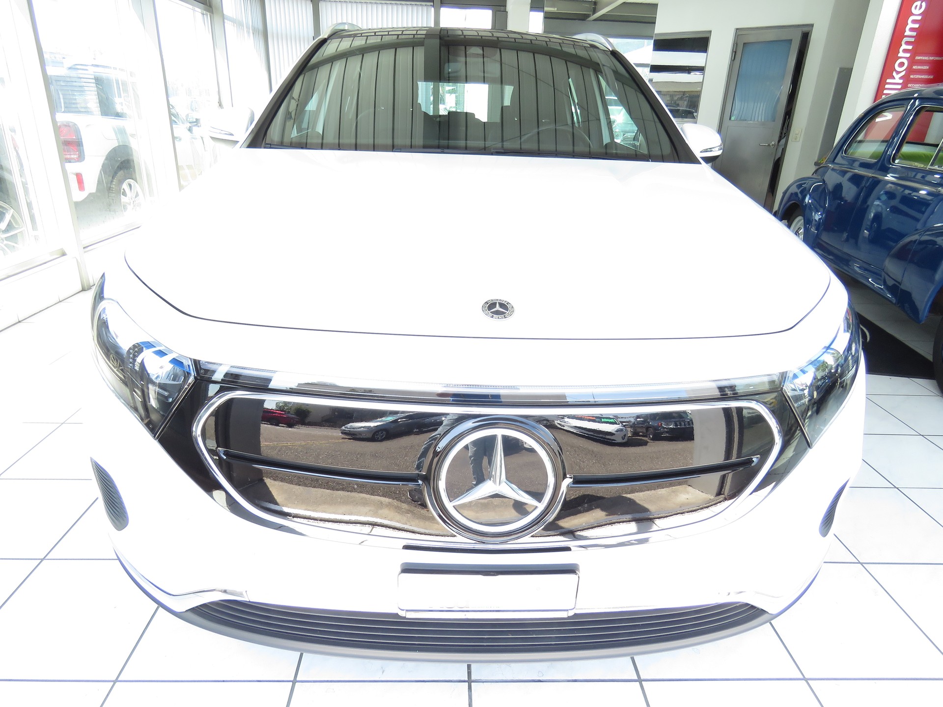 MERCEDES-BENZ EQA 300 4-Matic (Automat)-showroom-element-1