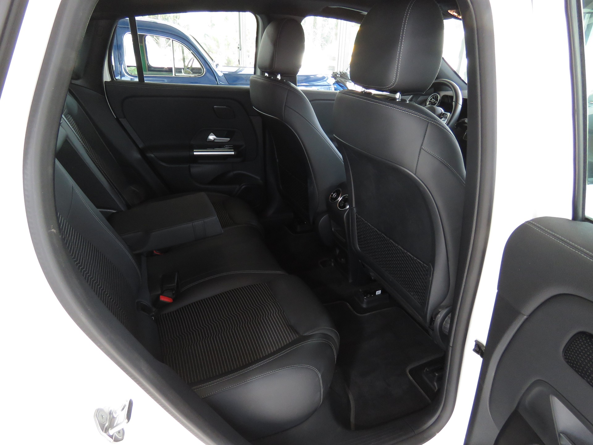 MERCEDES-BENZ EQA 300 4-Matic (Automat)-image-15