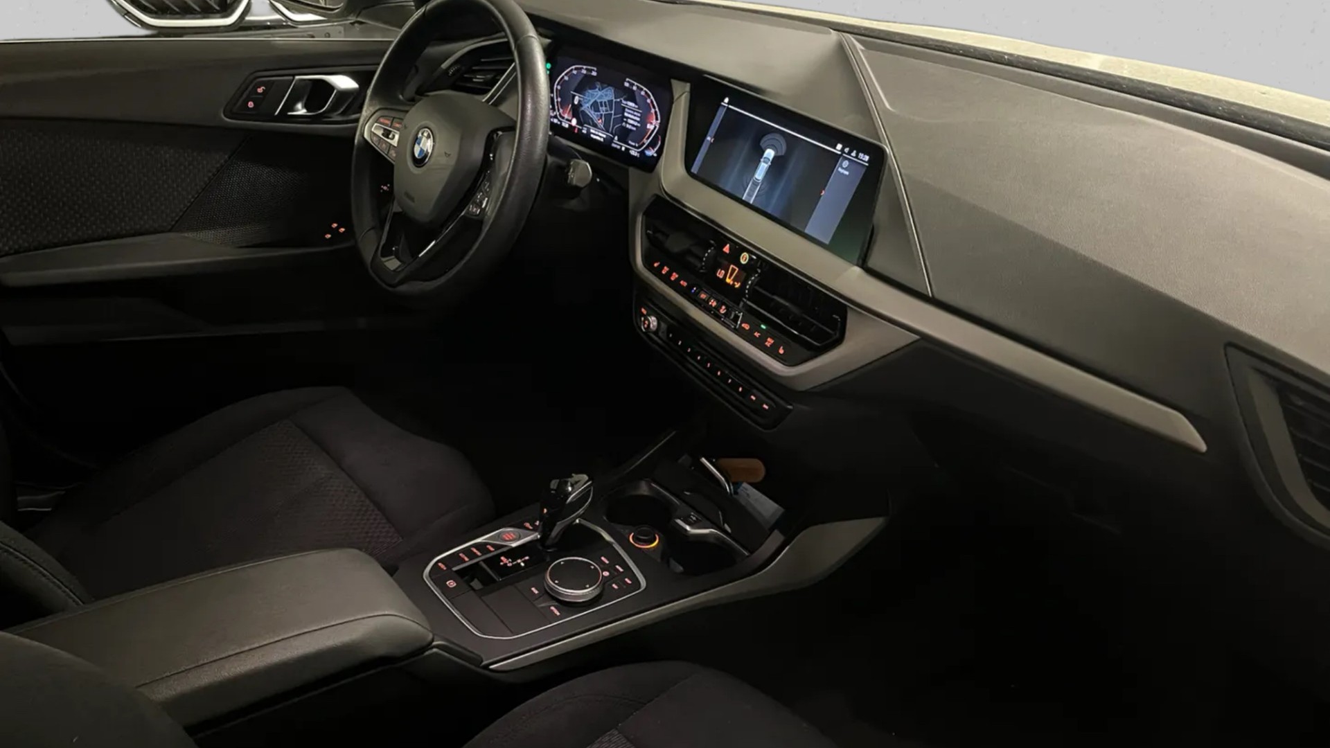 BMW 118i Essential Edition Steptronic-image-10