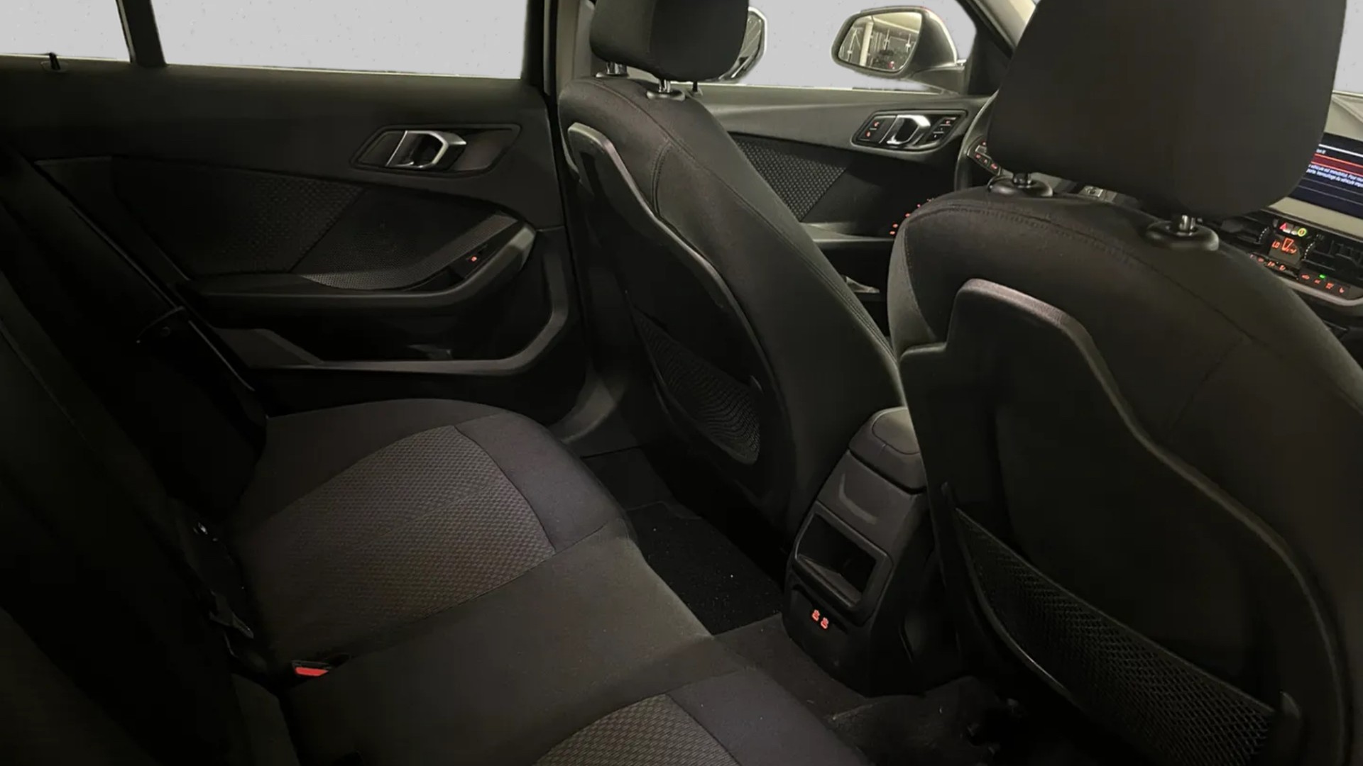 BMW 118i Essential Edition Steptronic-image-11