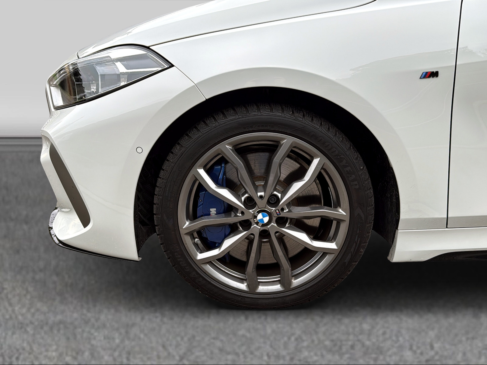 BMW M135i xDrive Steptronic-showroom-element-3