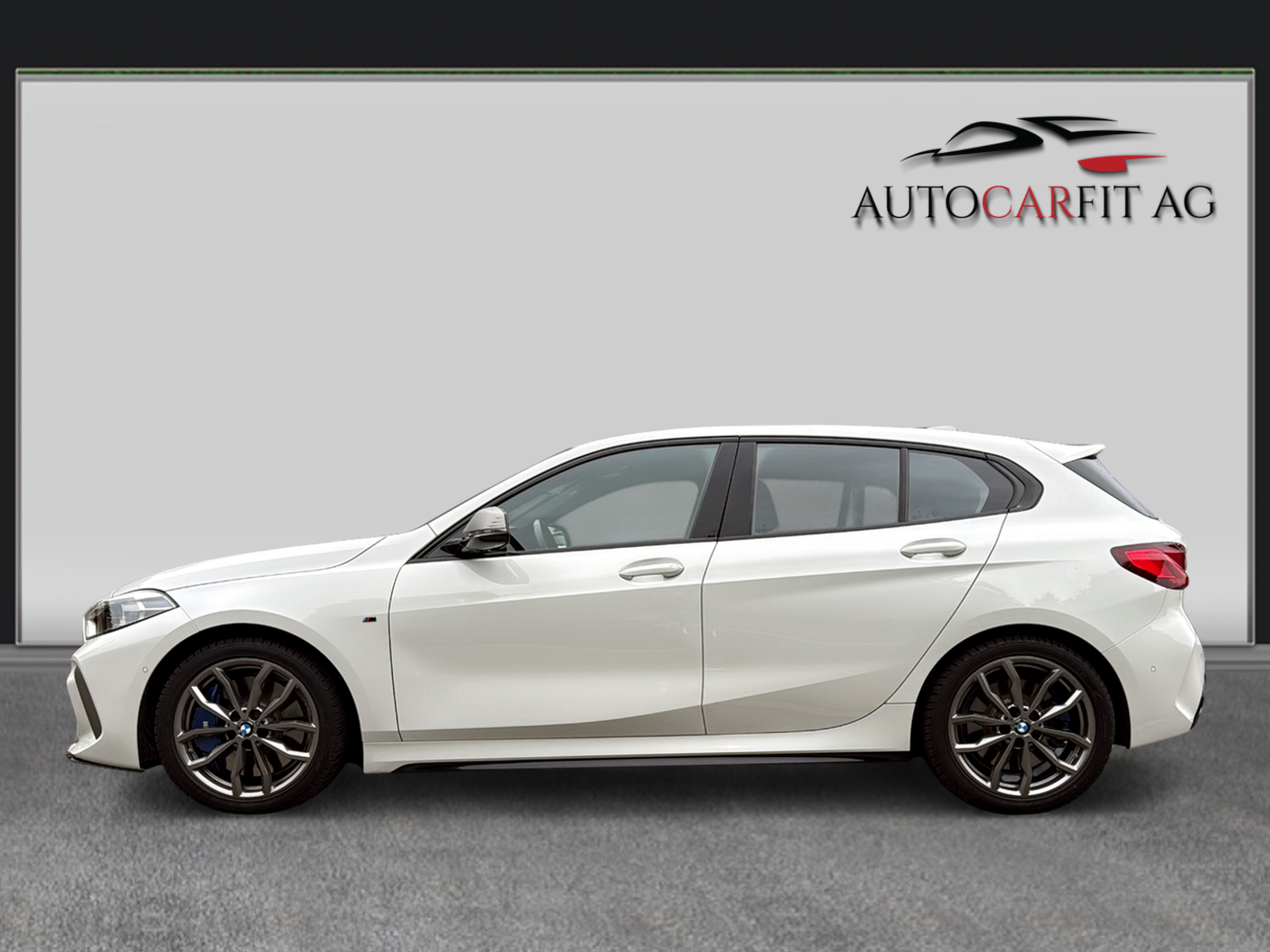 BMW M135i xDrive Steptronic-showroom-element-2