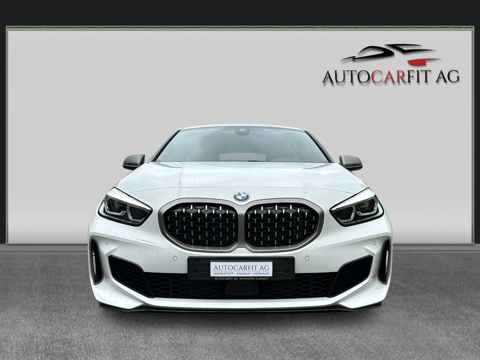 BMW M135i xDrive Steptronic-showroom-element-1
