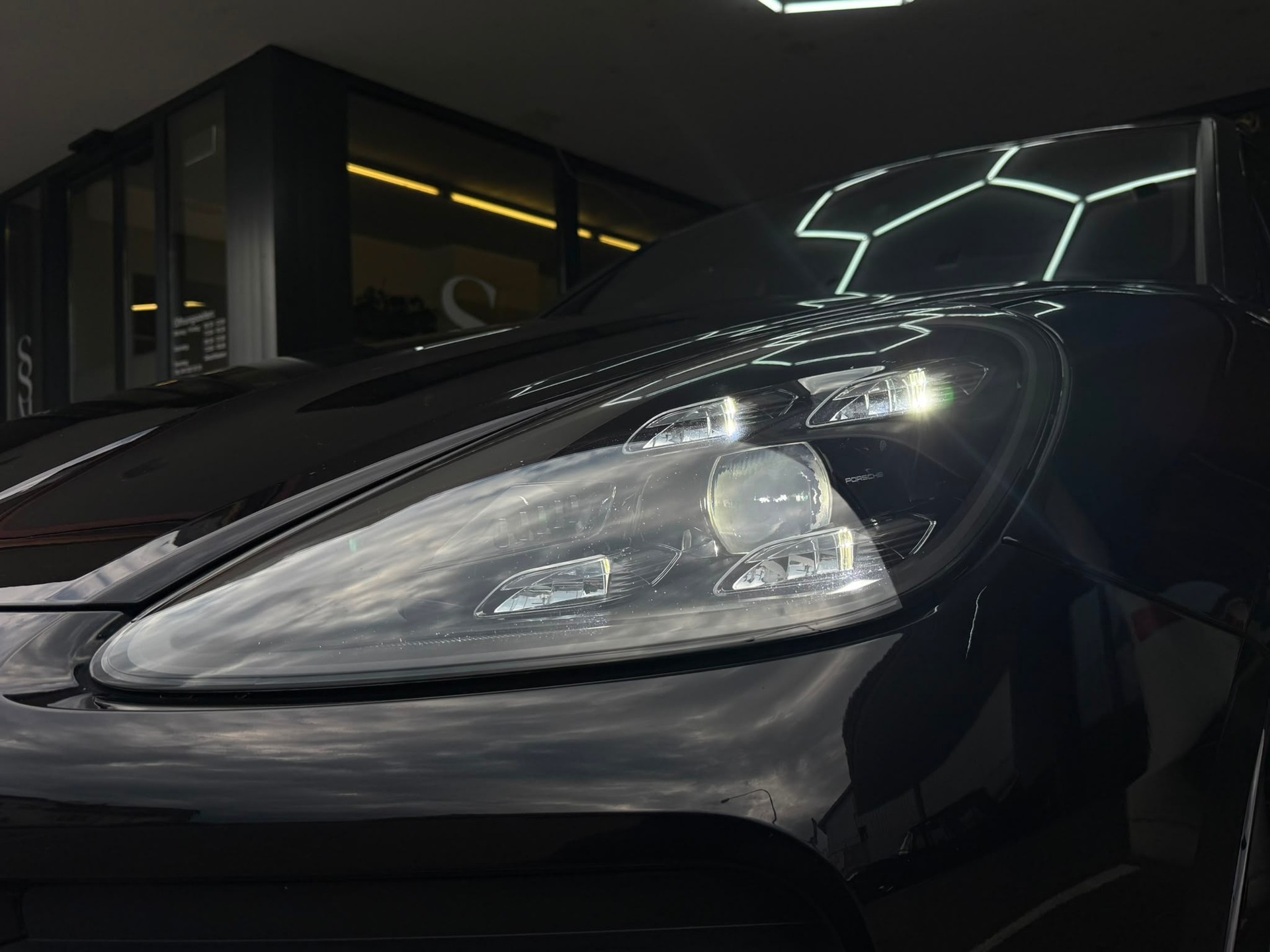 PORSCHE Cayenne *PDLS* *360-Kamera* *Pano Dach* *Bose Sound* E-Hybrid-showroom-element-3