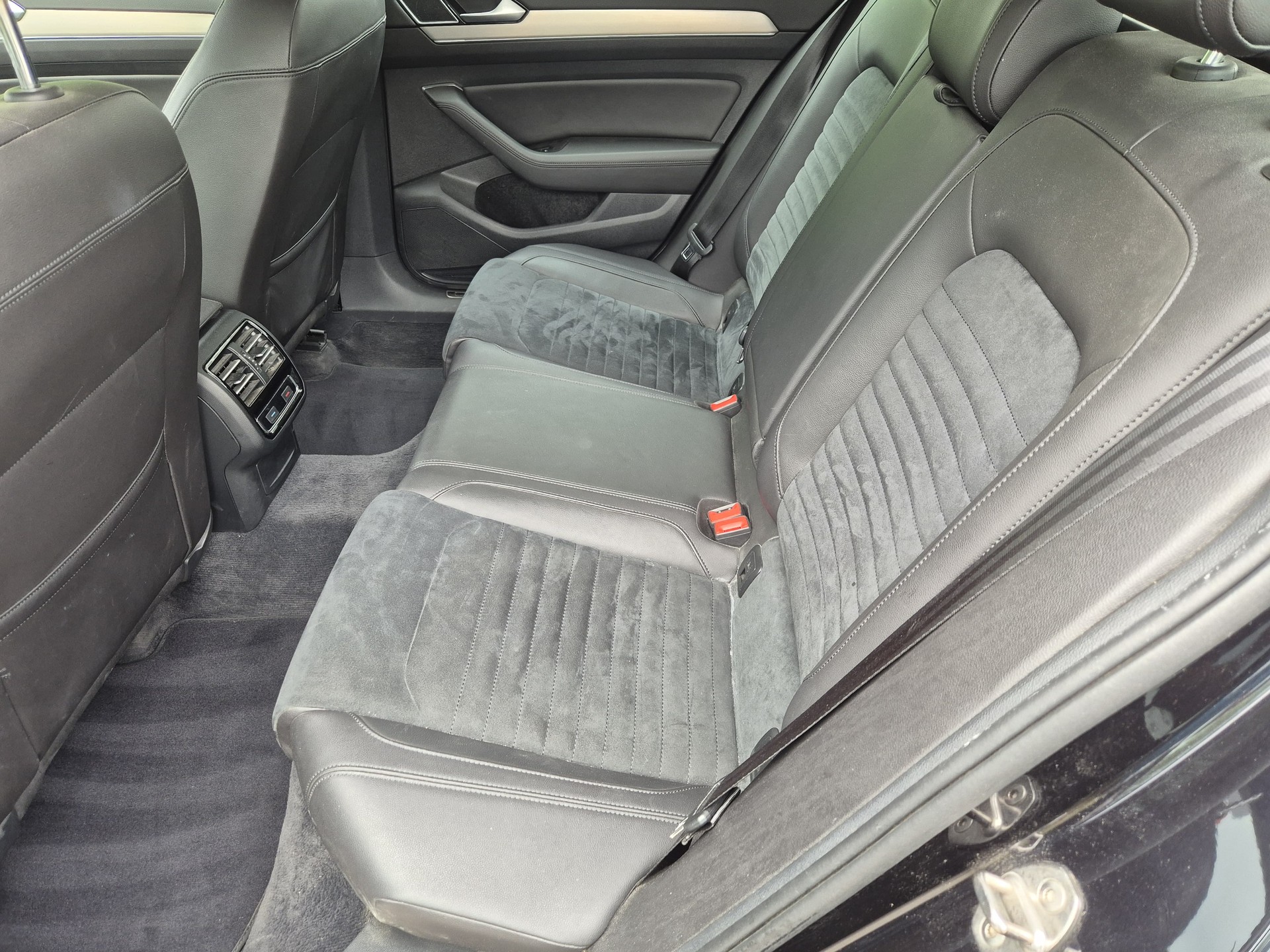 VW Passat Variant 2.0 TDI BMT High. DSG 4Motion-image-6