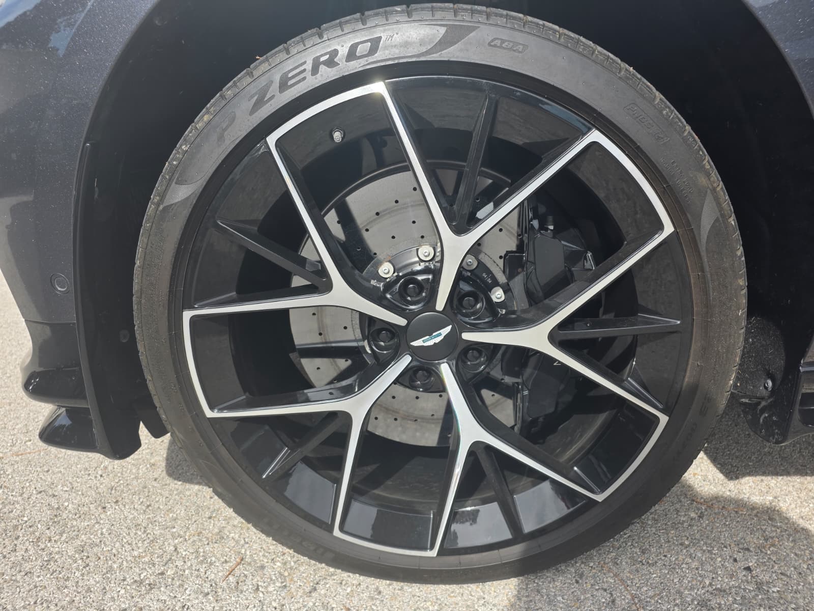 ASTON MARTIN DBX 4.0 V8-image-13