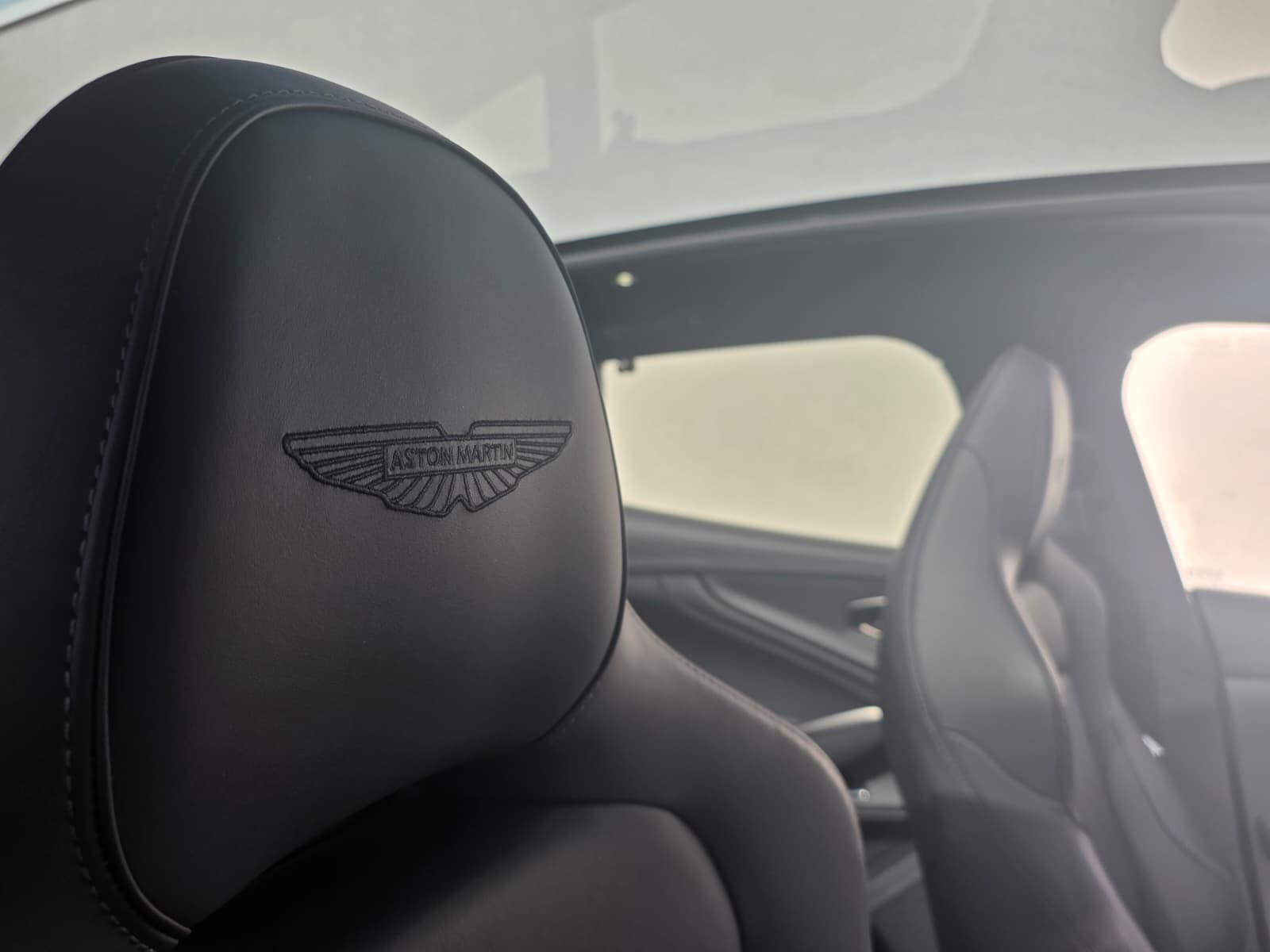 ASTON MARTIN DBX 4.0 V8-image-11