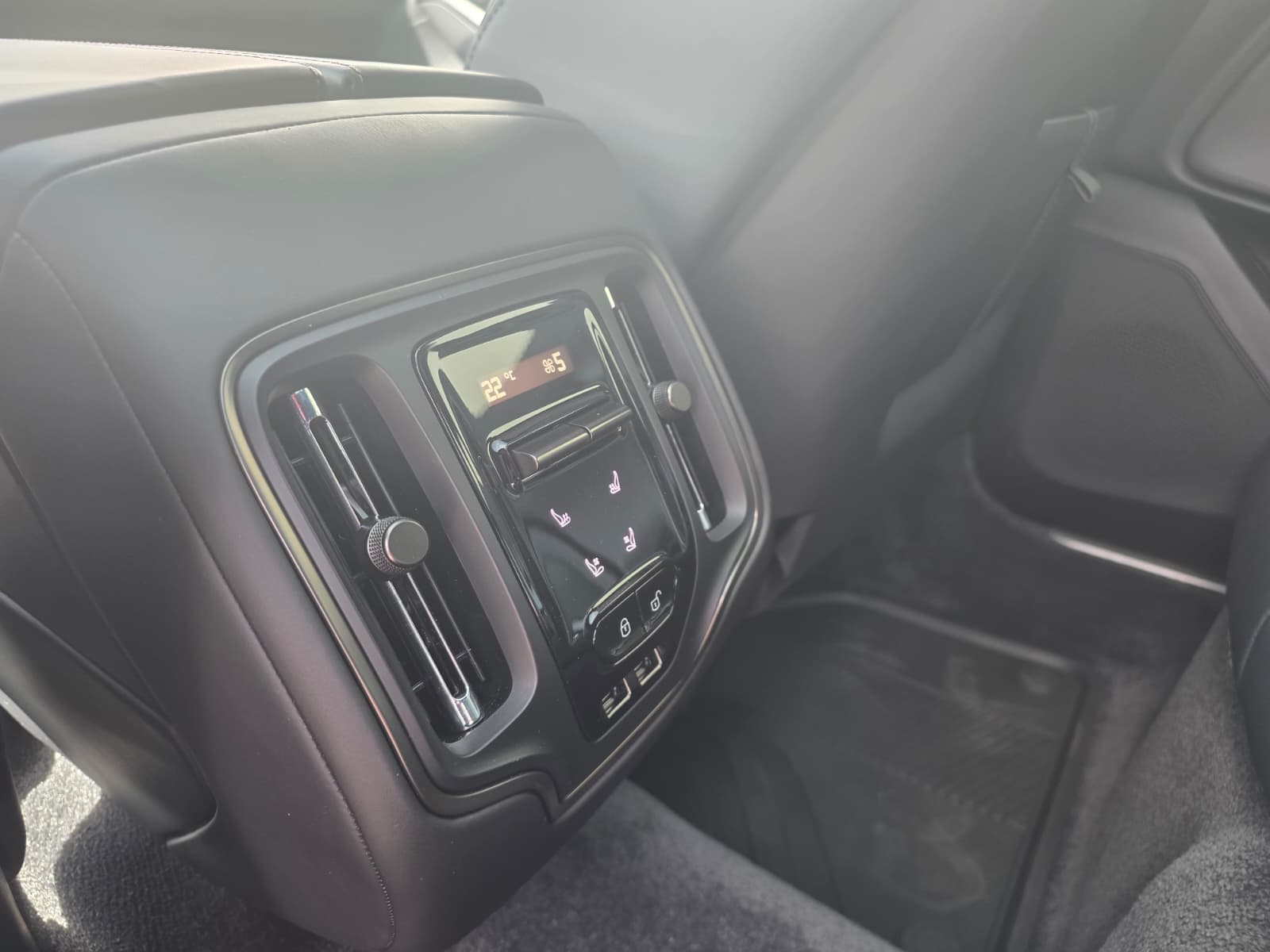 ASTON MARTIN DBX 4.0 V8-image-10