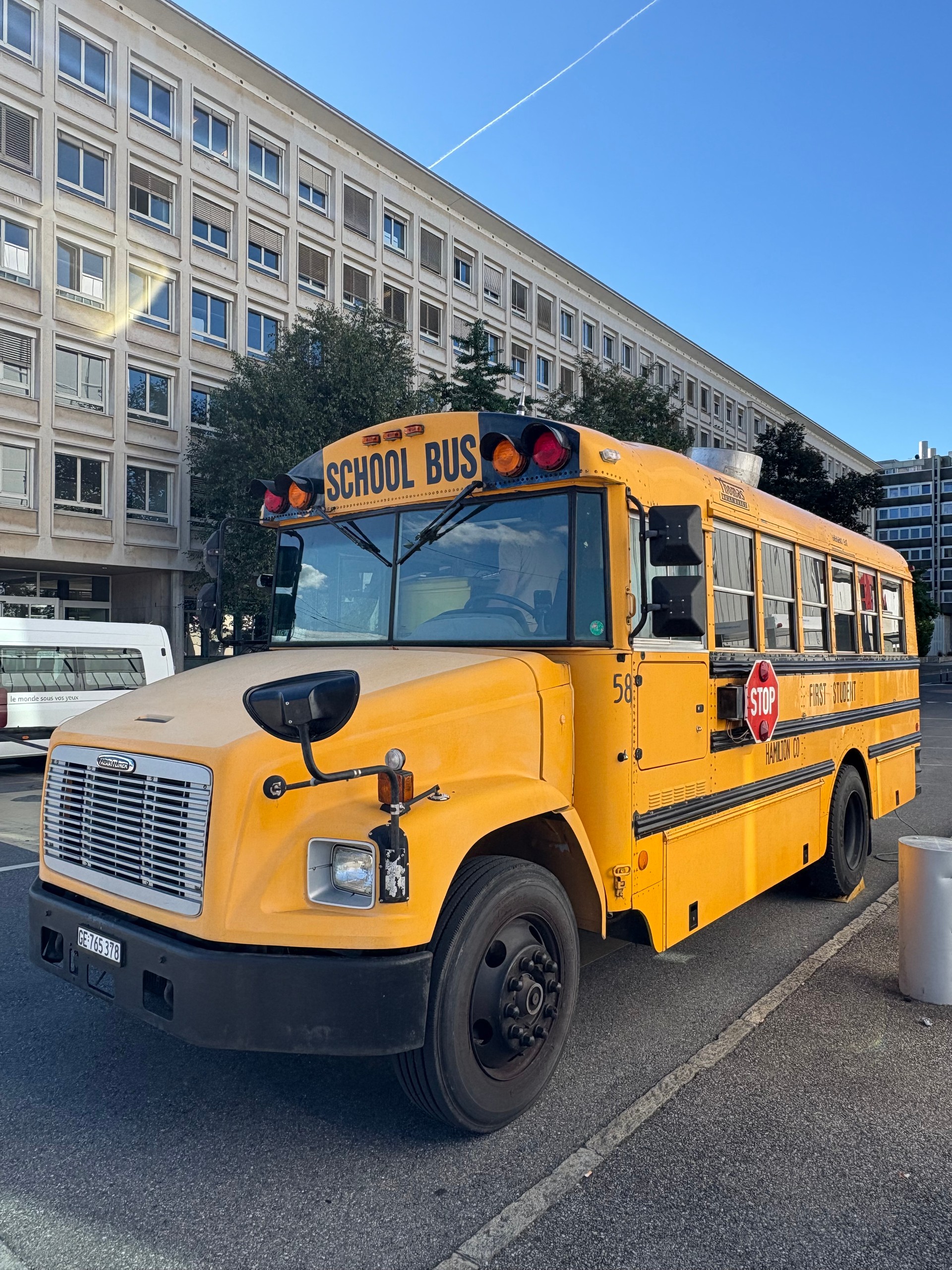 FORD TRUCKS School bus transformé en food truck et camping-car