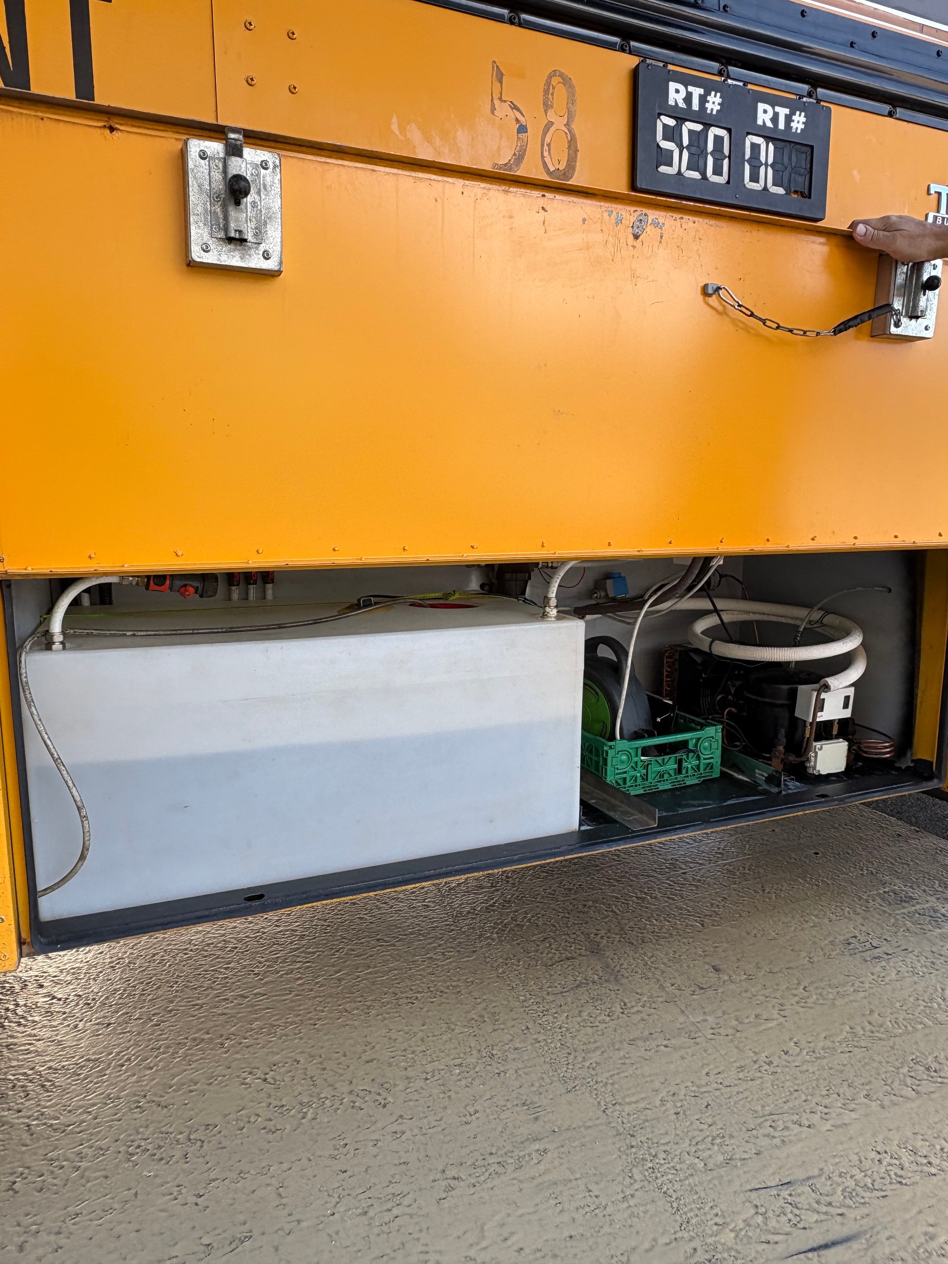 FORD TRUCKS School bus transformé en food truck et camping-car-image-11