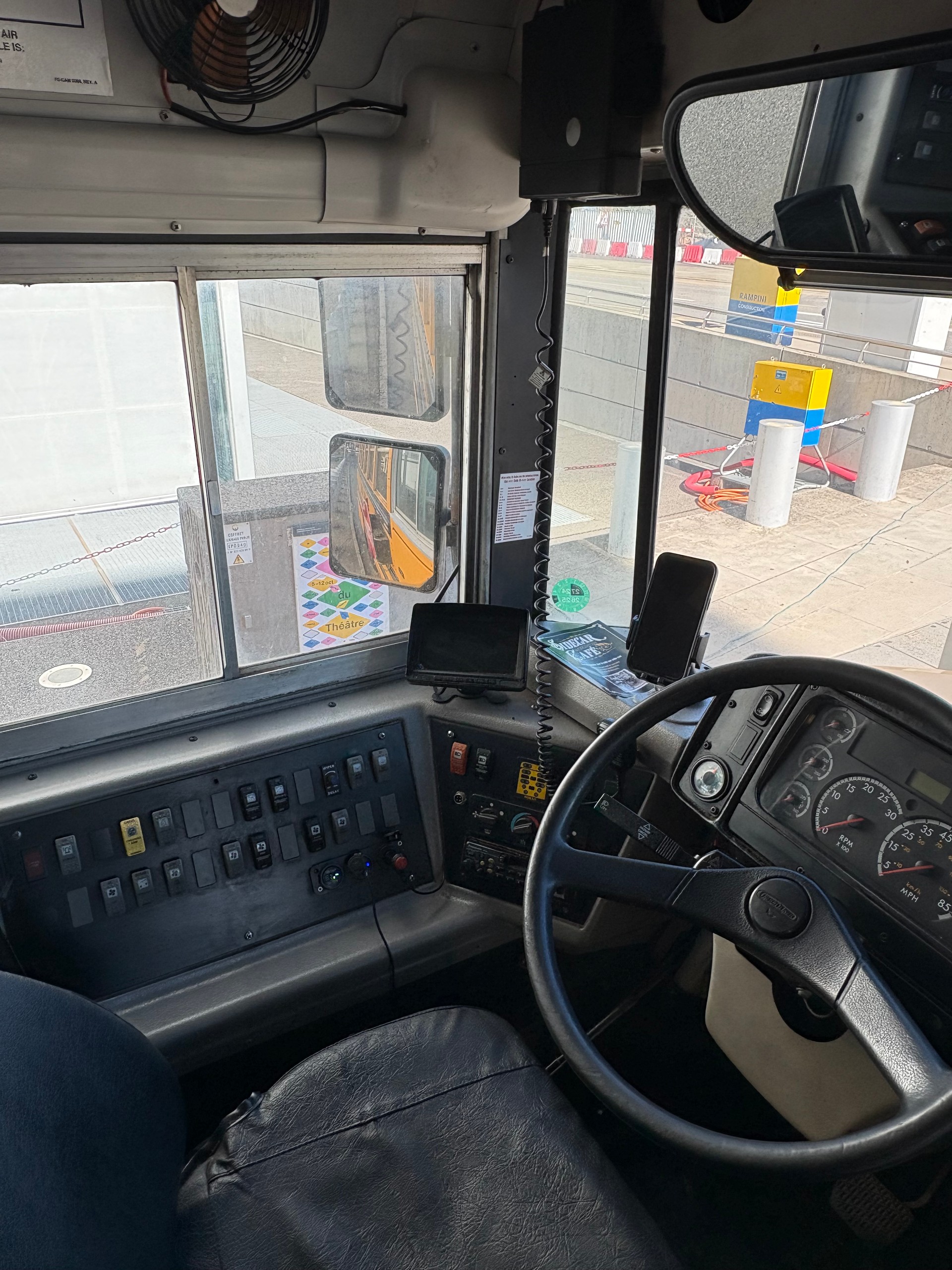 FORD TRUCKS School bus transformé en food truck et camping-car-image-8