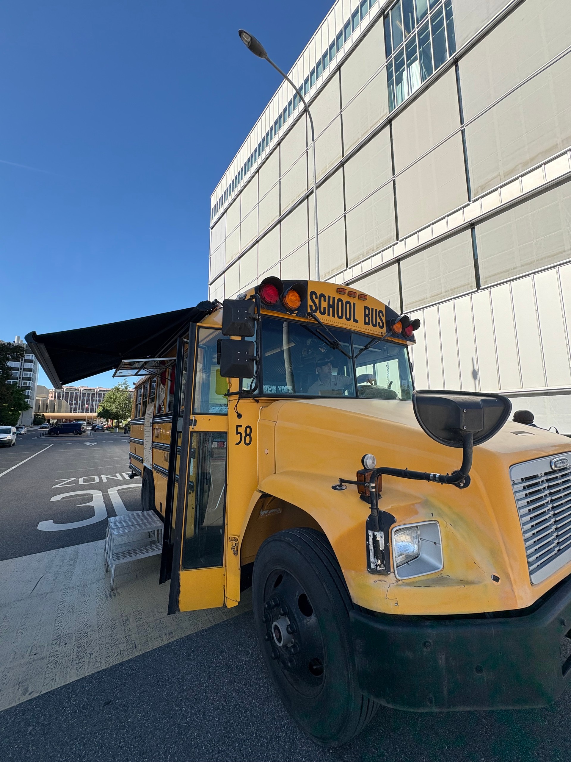 FORD TRUCKS School bus transformé en food truck et camping-car-image-1