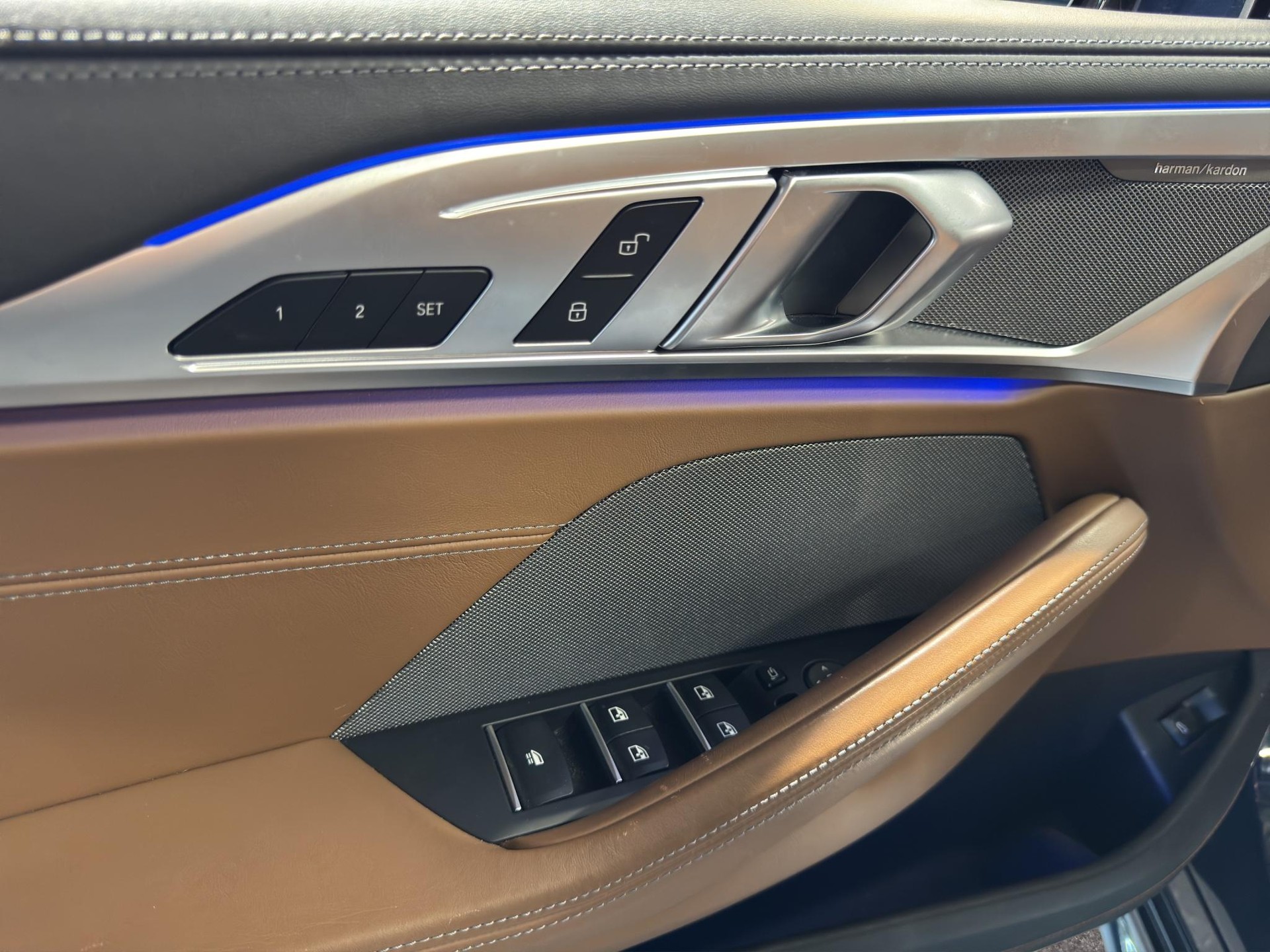 BMW M850i xDrive Cabriolet-image-10