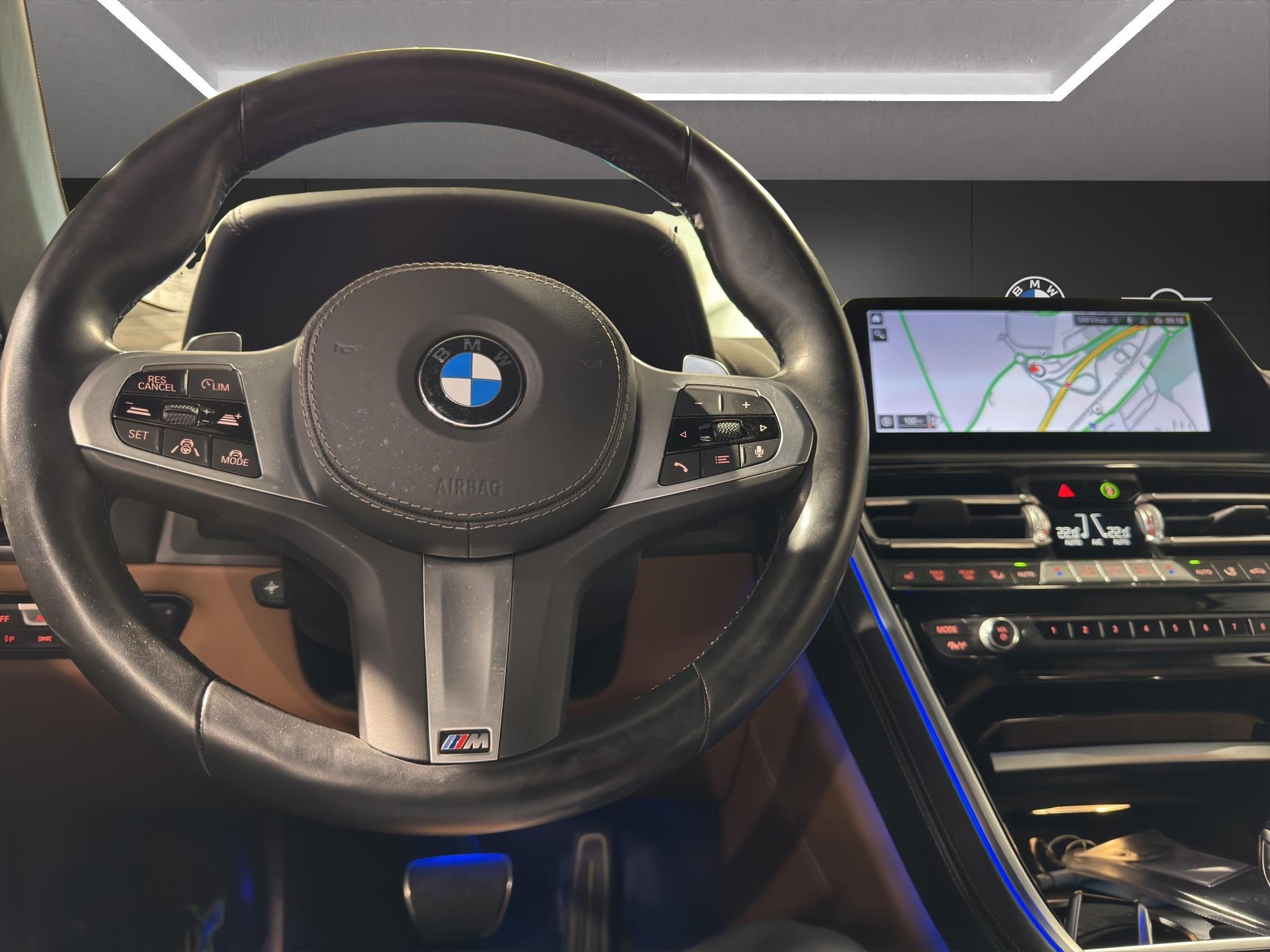 BMW M850i xDrive Cabriolet-image-12