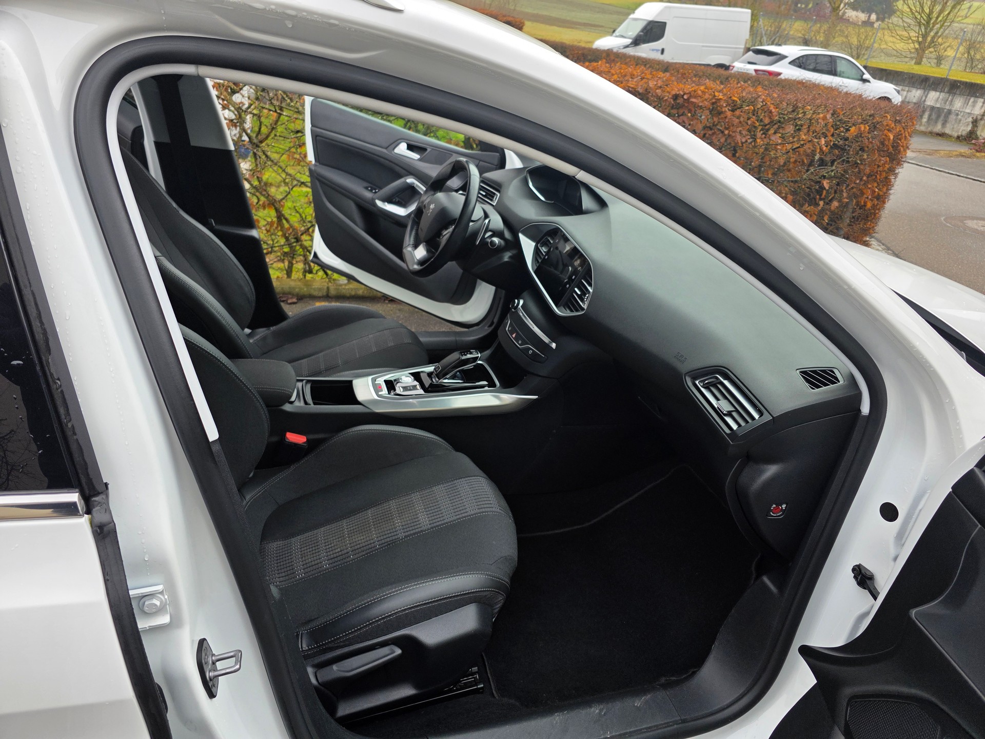 PEUGEOT 308 SW 1.5 BlueHDI Allure Pack EAT8-image-9