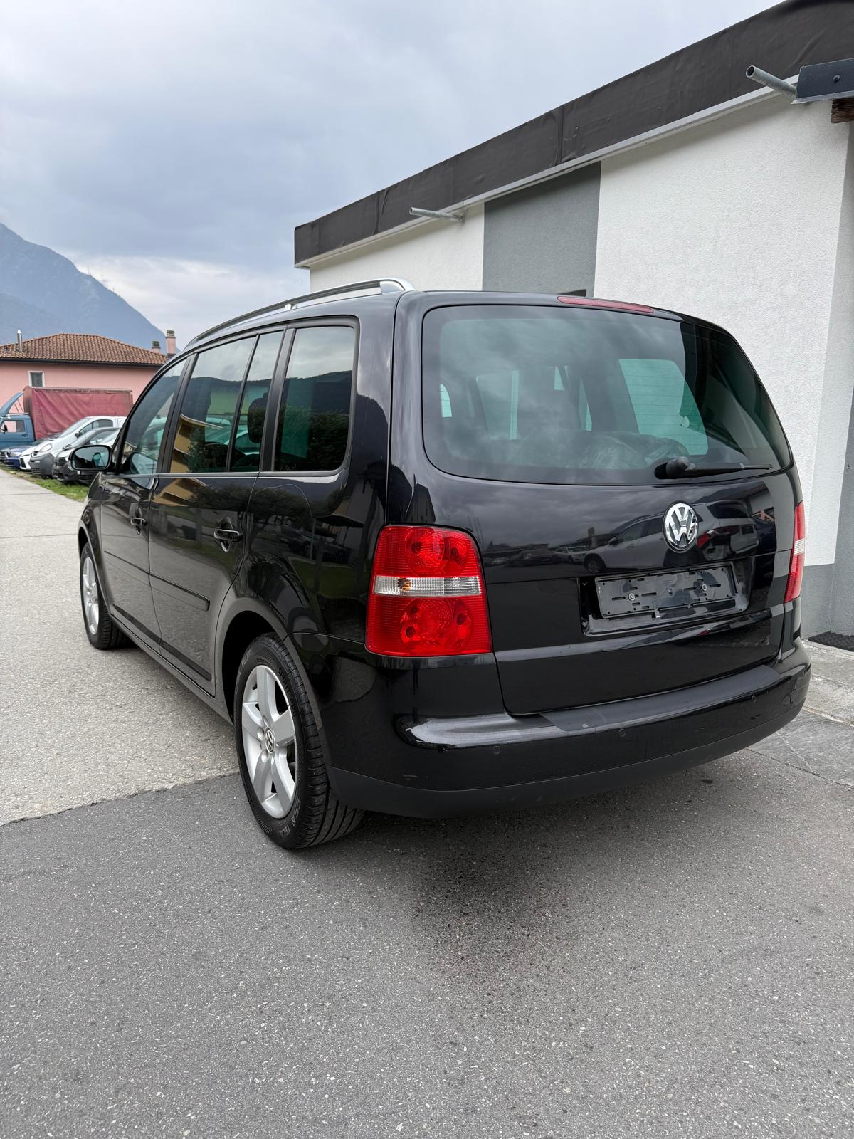 VW Touran 2.0 TDI Highline-image-4