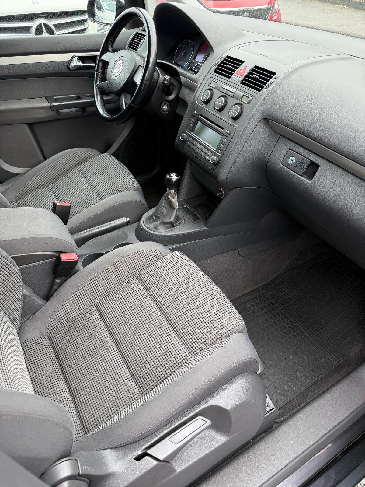 VW Touran 2.0 TDI Highline-image-12