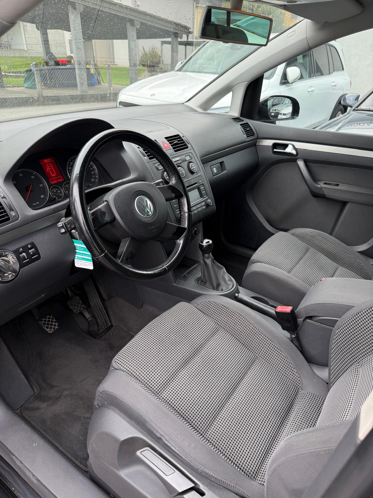 VW Touran 2.0 TDI Highline-image-11