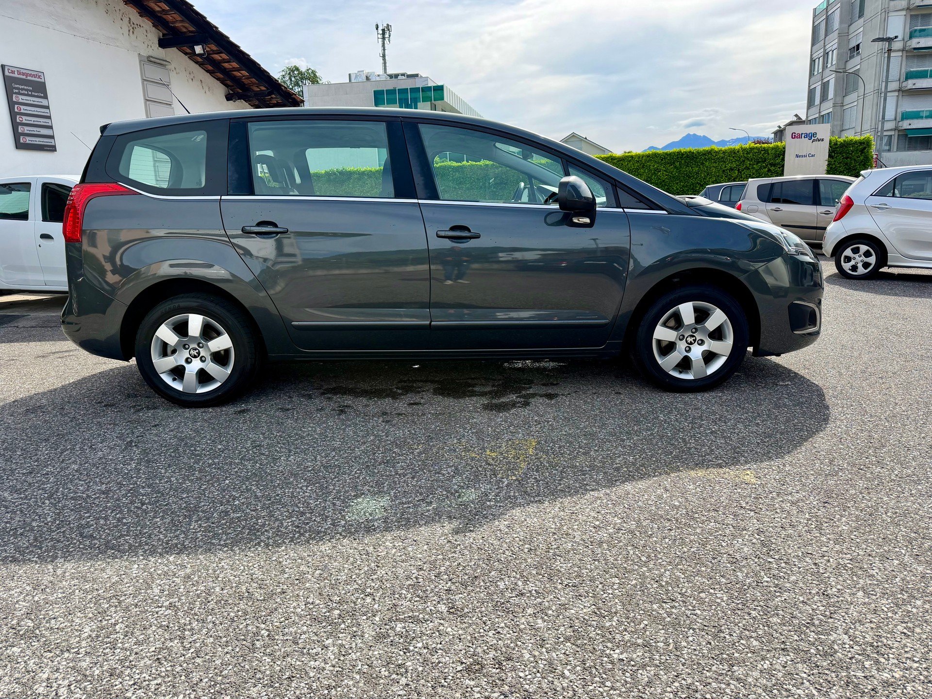 PEUGEOT 5008 1.6 BlueHDi 5008 1.6 BlueHDi Business EAT-image-2