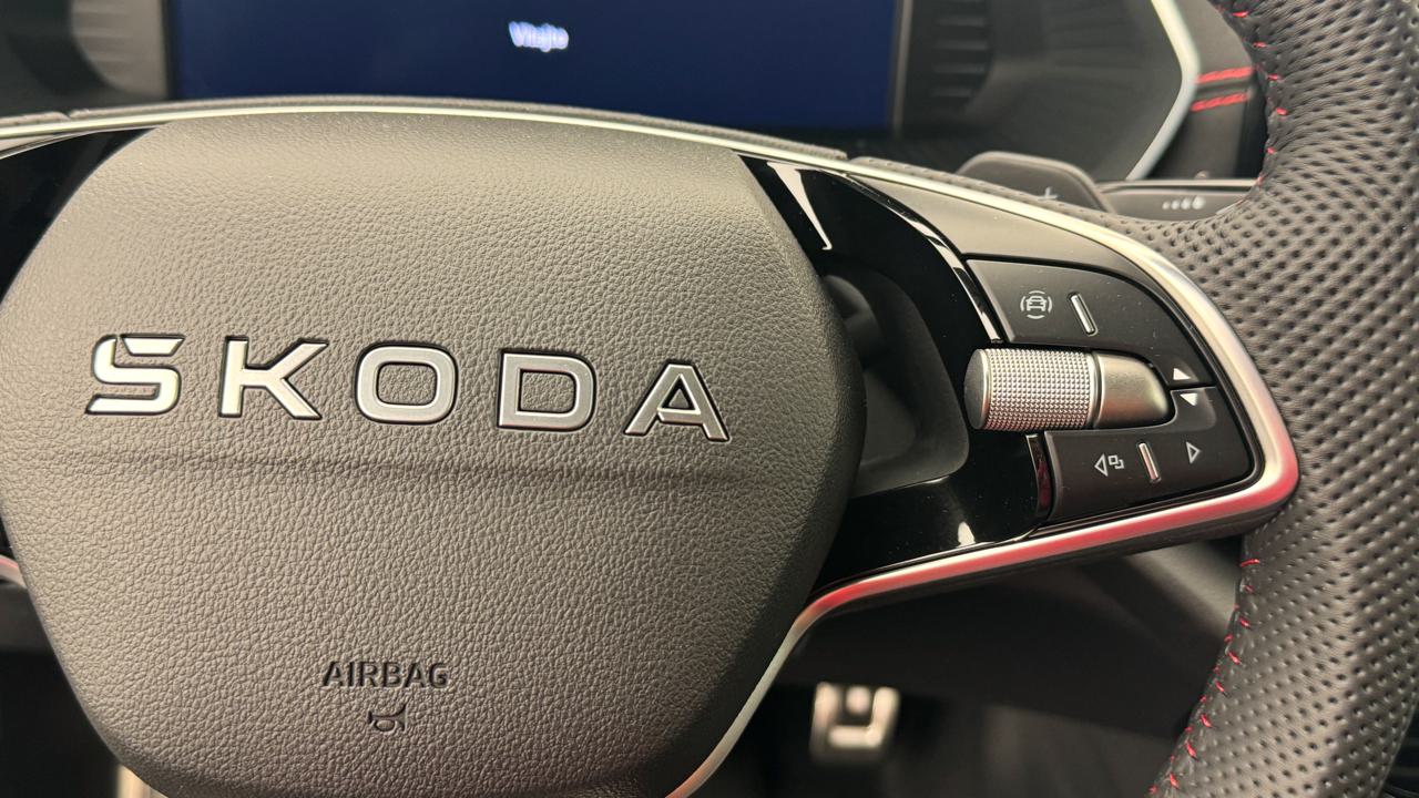 SKODA Octavia Combi 2.0 TSI DSG RS-image-9