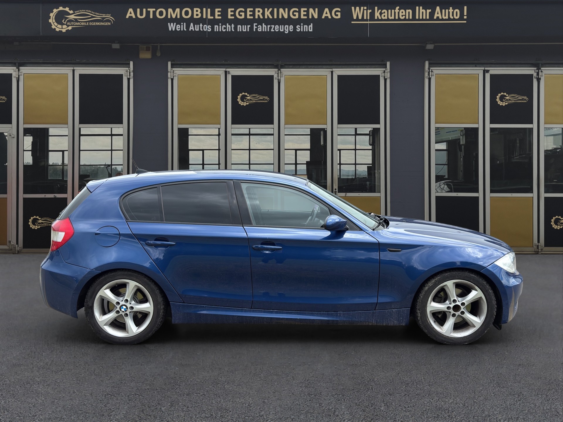 BMW 120i M-Sportpaket-showroom-element-3