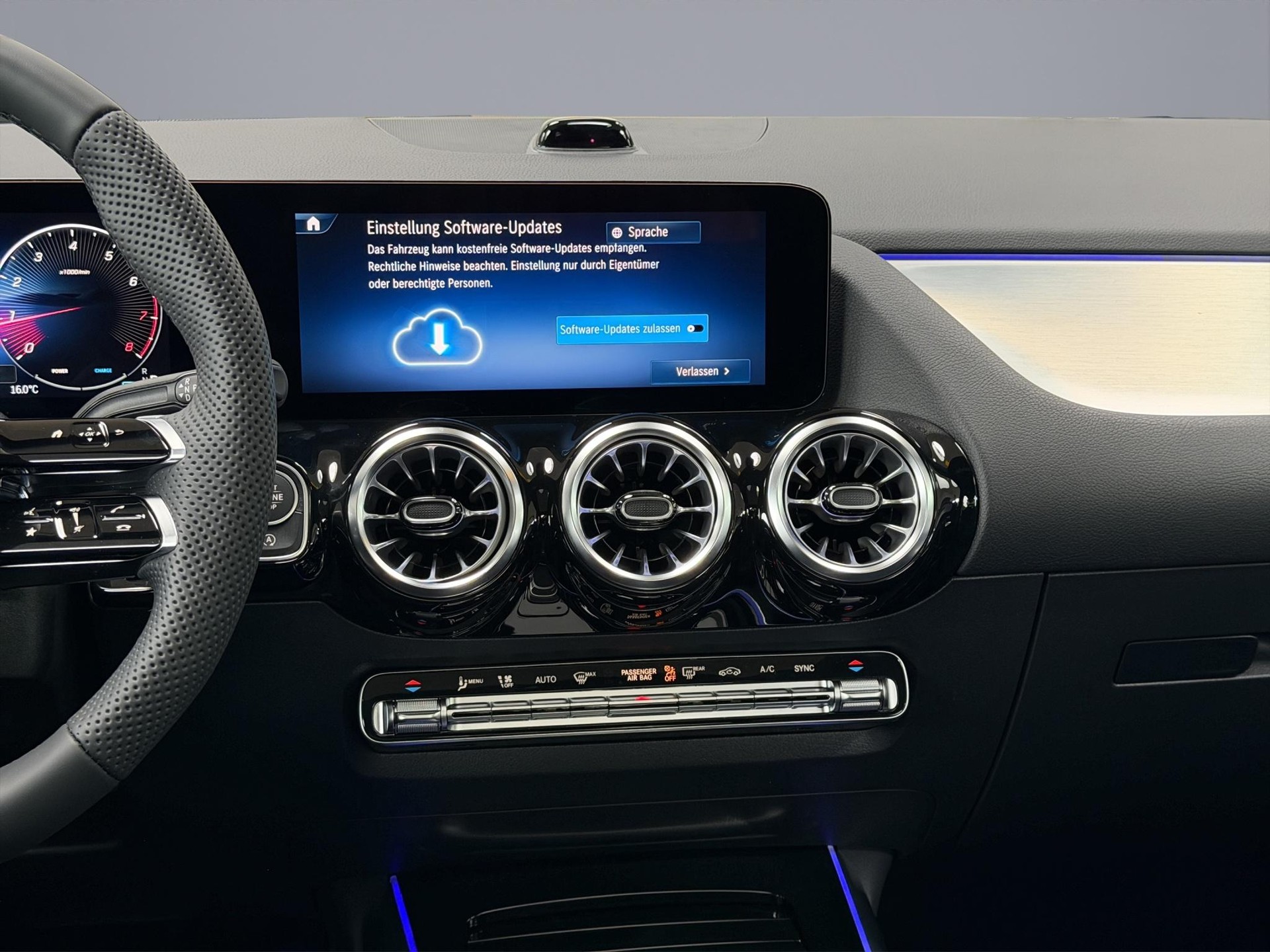 MERCEDES-BENZ GLA 200 Night Star AMG Line-image-13