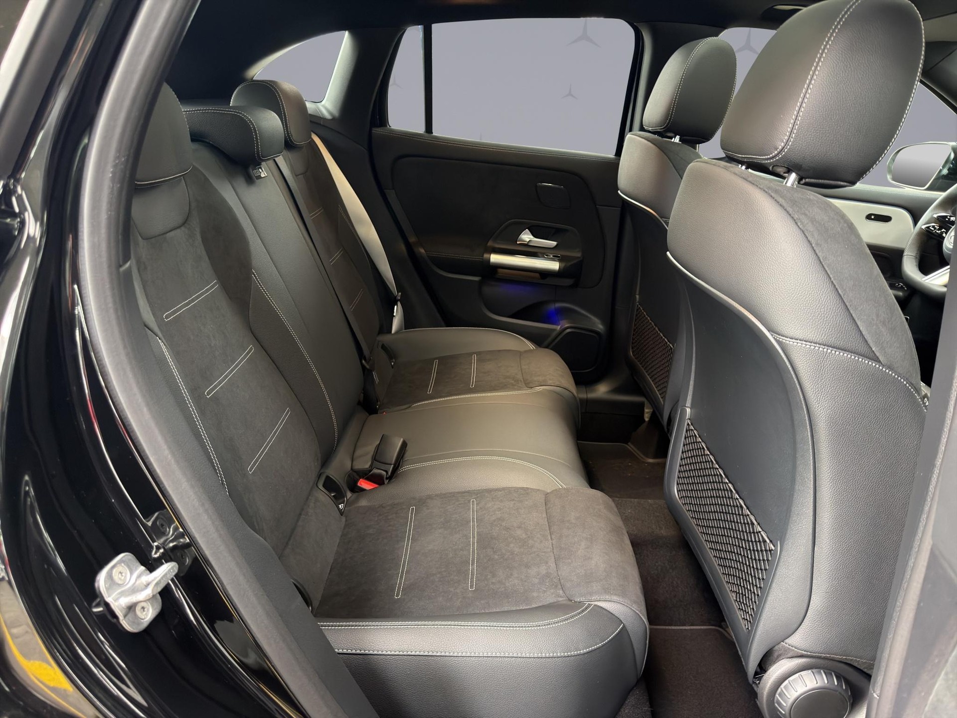 MERCEDES-BENZ GLA 200 Night Star AMG Line-image-16