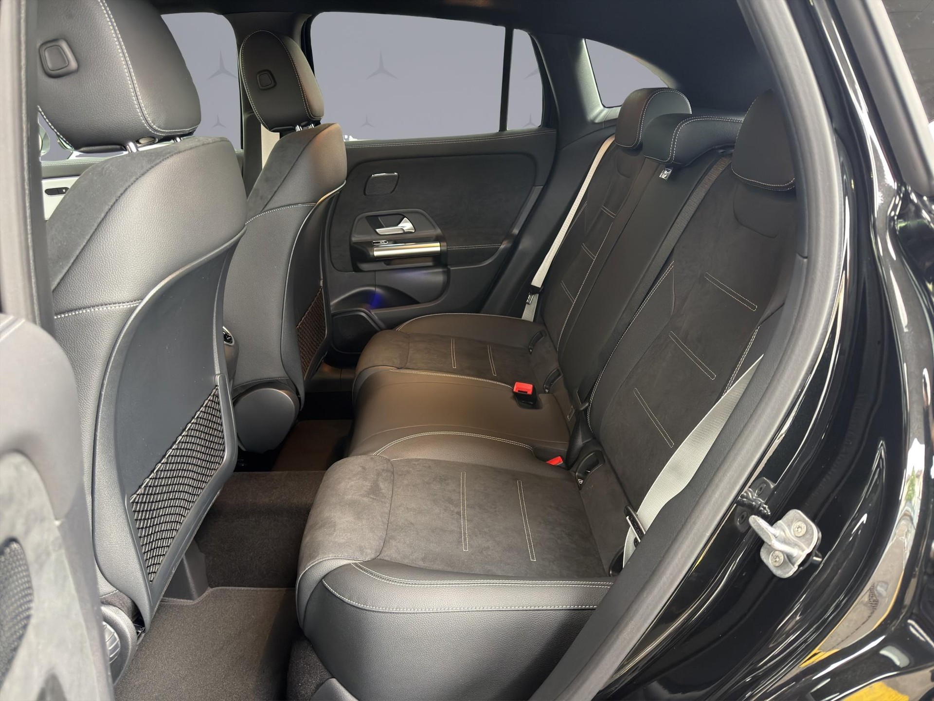 MERCEDES-BENZ GLA 200 Night Star AMG Line-image-9