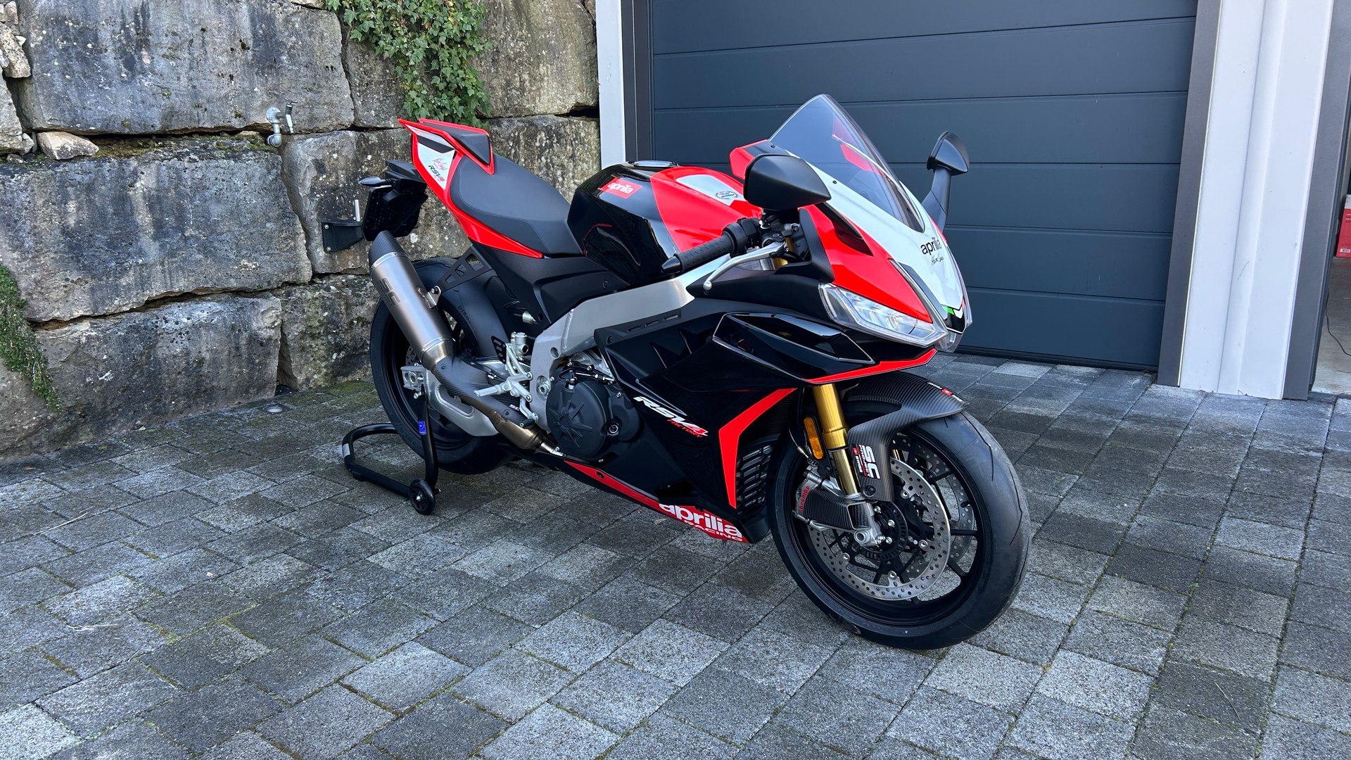 APRILIA RSV4 1100 Factory SE 09 SBK-image-2