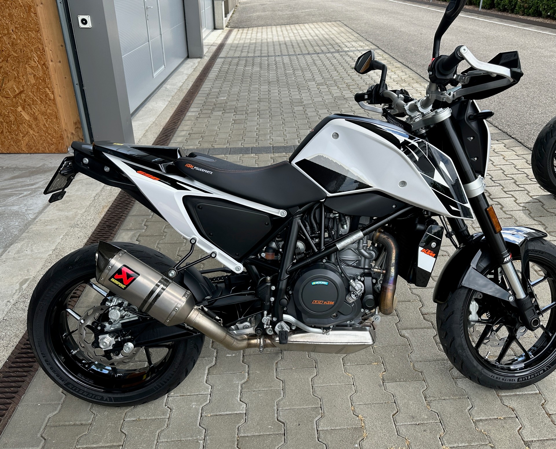 KTM 690 Duke ABS-image-1
