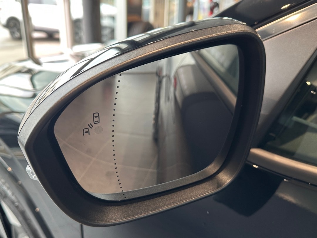 RENAULT Mégane E-TECH EV60 Iconic-showroom-element-3