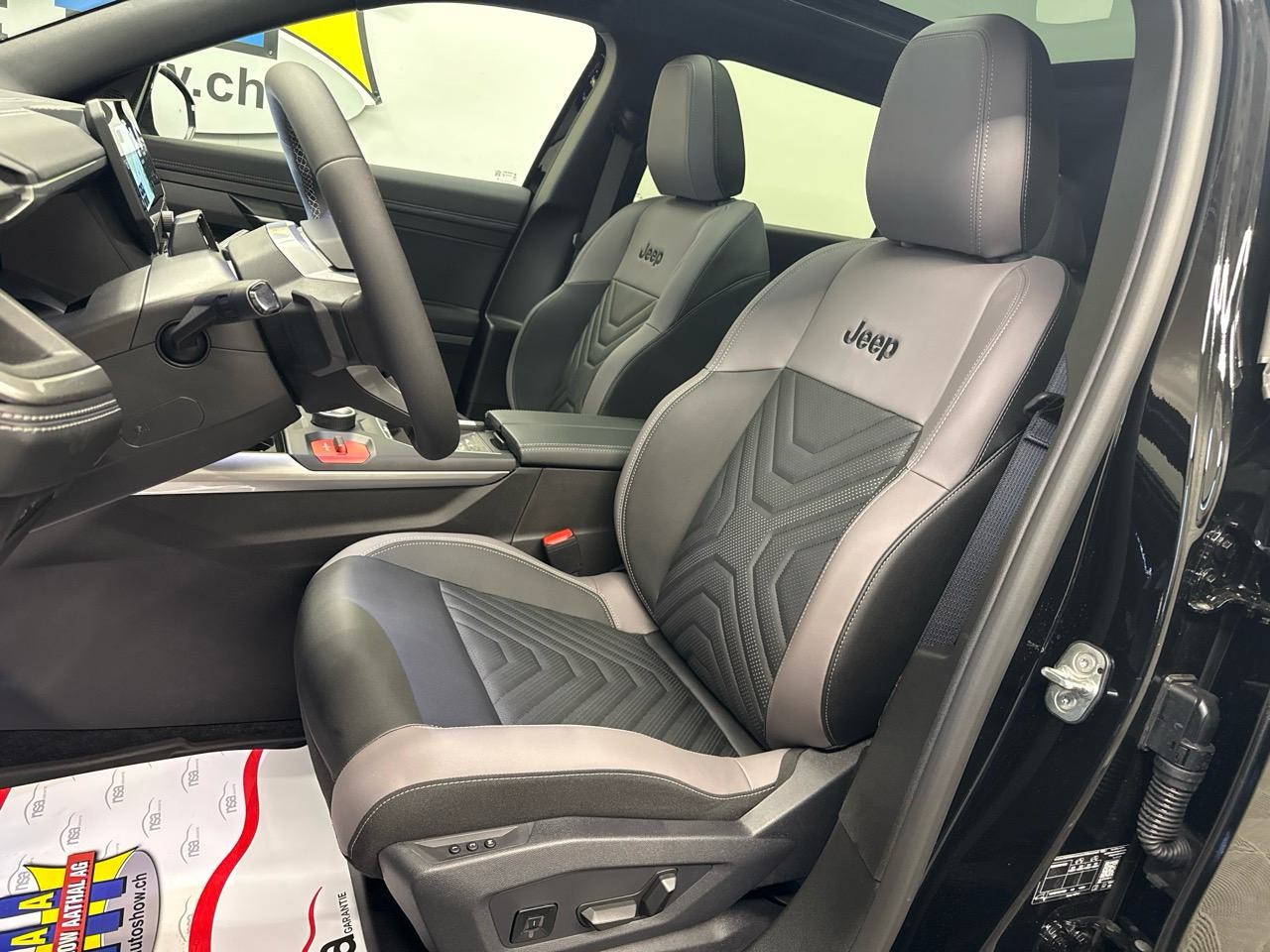 JEEP Compass 1.2 T e-Hybrid First Edition Plus & SKY-showroom-element-3